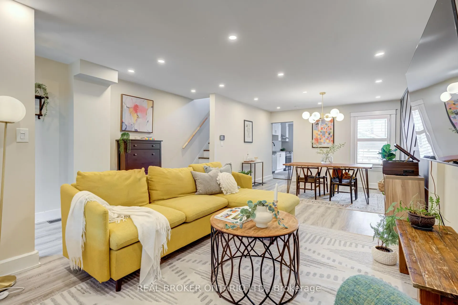 Photo 8 of 39 East Bend Avenue S, Hamilton, Stipley — HOMEH