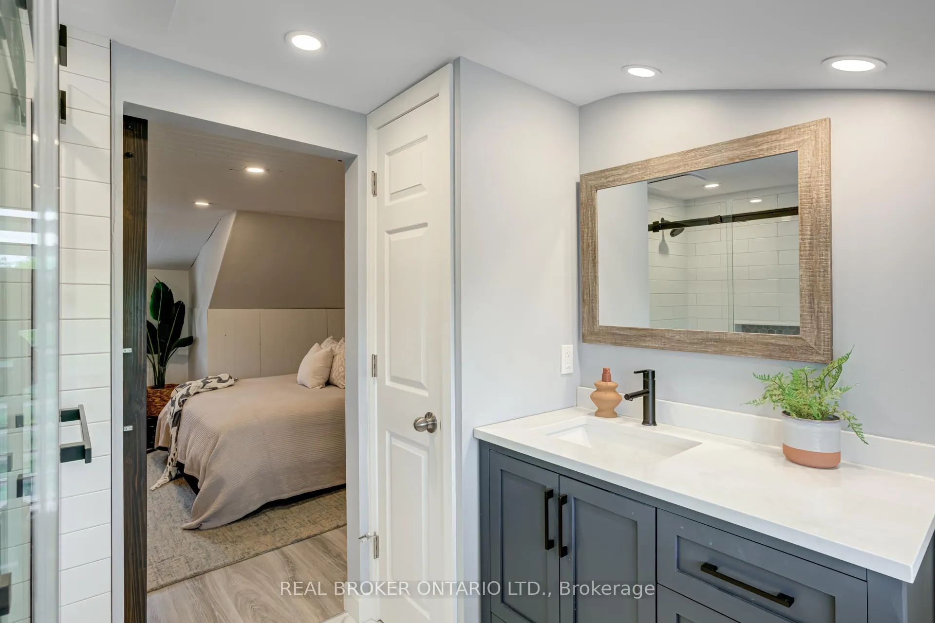 Photo 22 of 39 East Bend Avenue S, Hamilton, Stipley — HOMEH