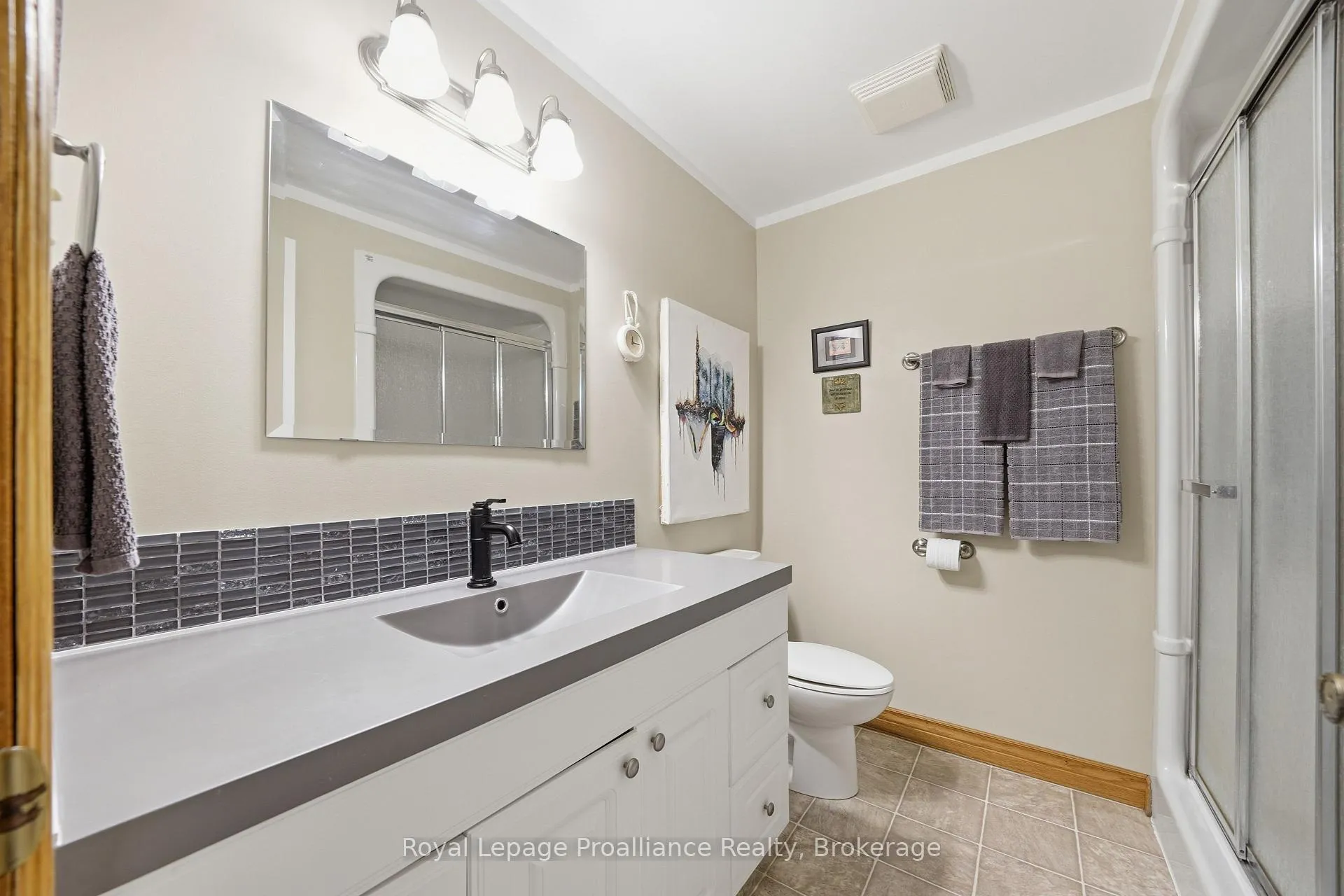 Photo 24 of 40 Springbrook Crescent, Belleville, Belleville Ward — HOMEH