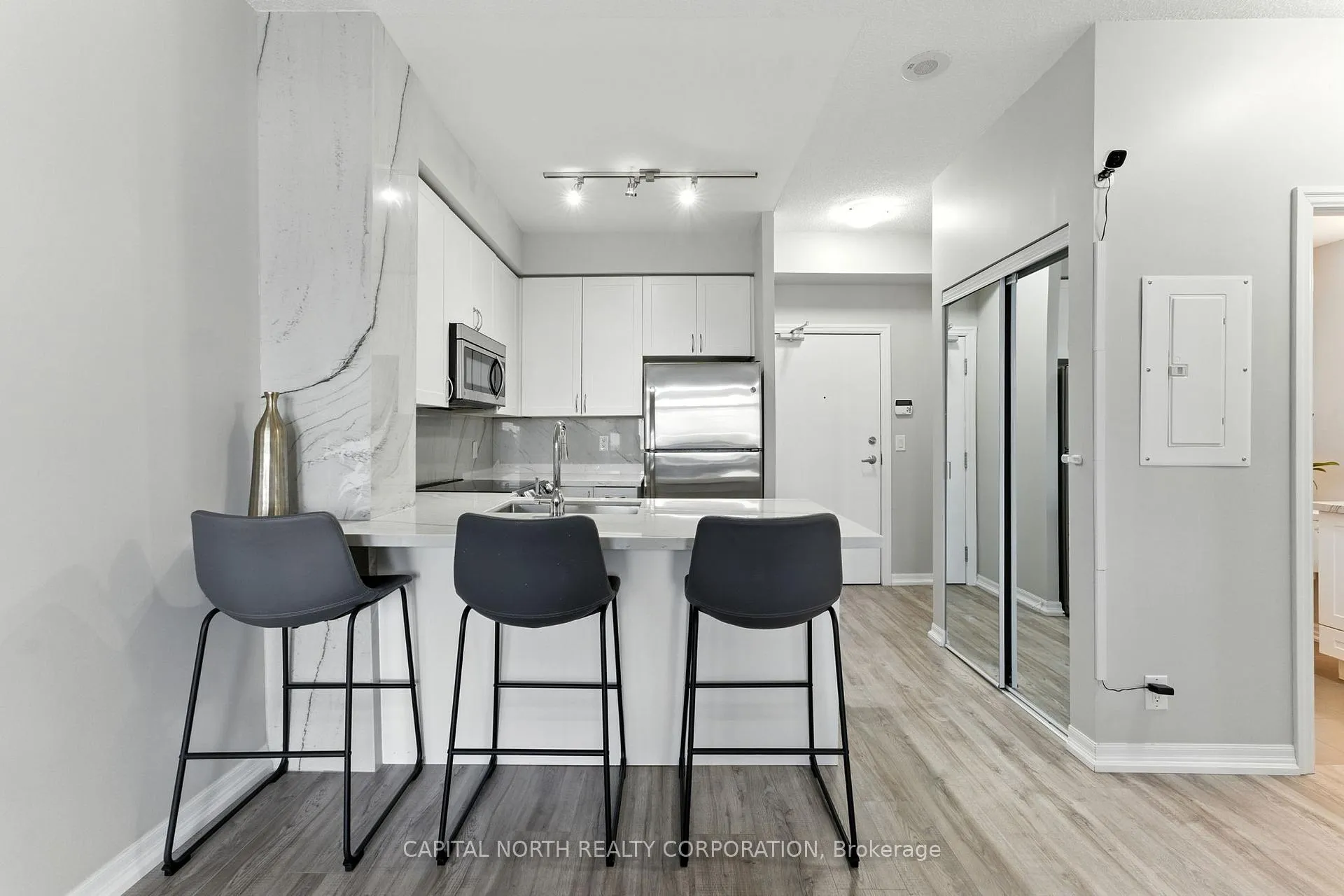 Photo 4 of Unit 213, 1940 Ironstone Drive, Burlington, Uptown — HOMEH