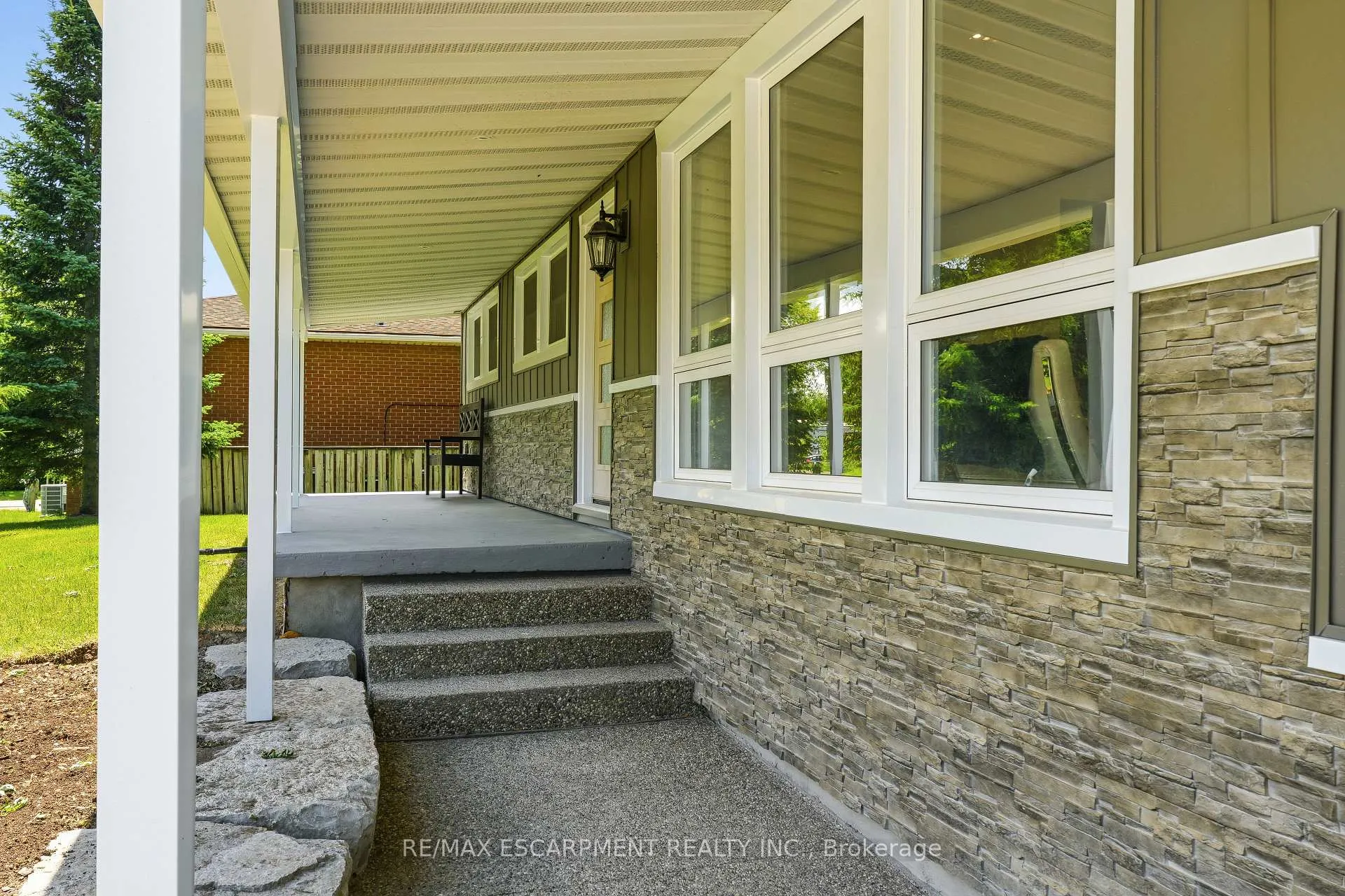 Photo 3 of 99 Byron Avenue, Hamilton, Stoney Creek Mountain — HOMEH