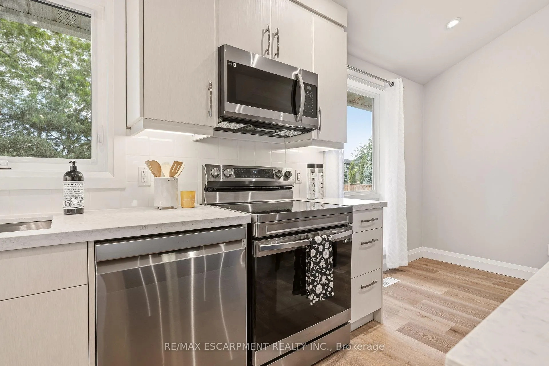 Photo 13 of 99 Byron Avenue, Hamilton, Stoney Creek Mountain — HOMEH