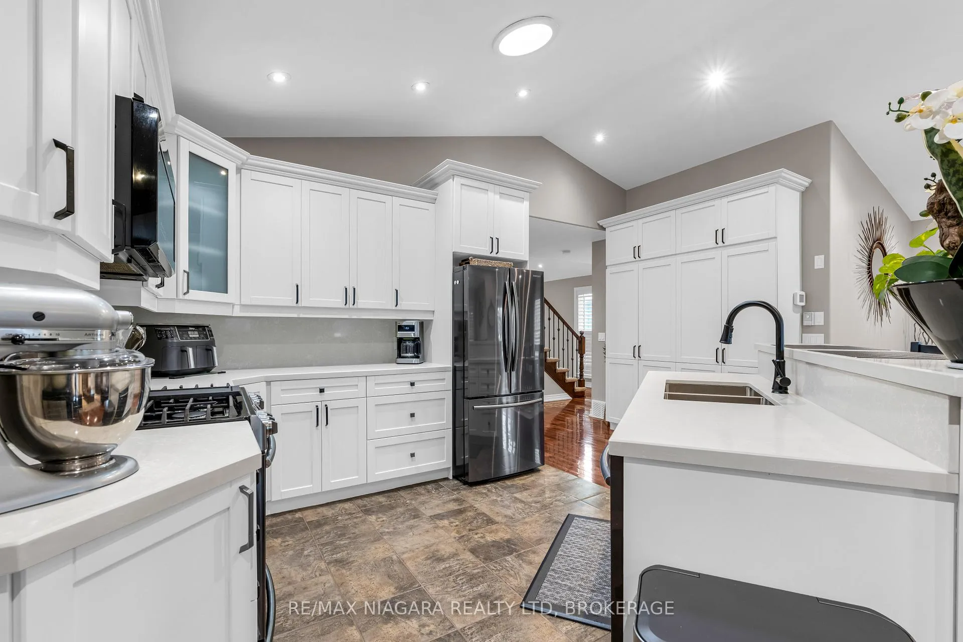 Photo 8 of 30 Ball Avenue, St. Catharines, Burleigh Hill — HOMEH