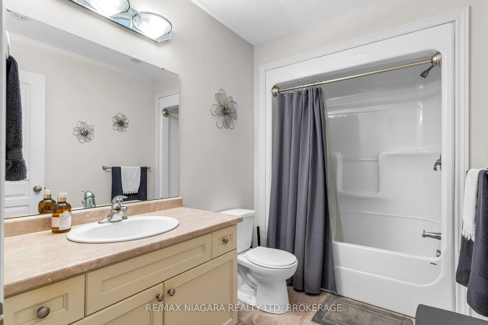 Photo 21 of 30 Ball Avenue, St. Catharines, Burleigh Hill — HOMEH