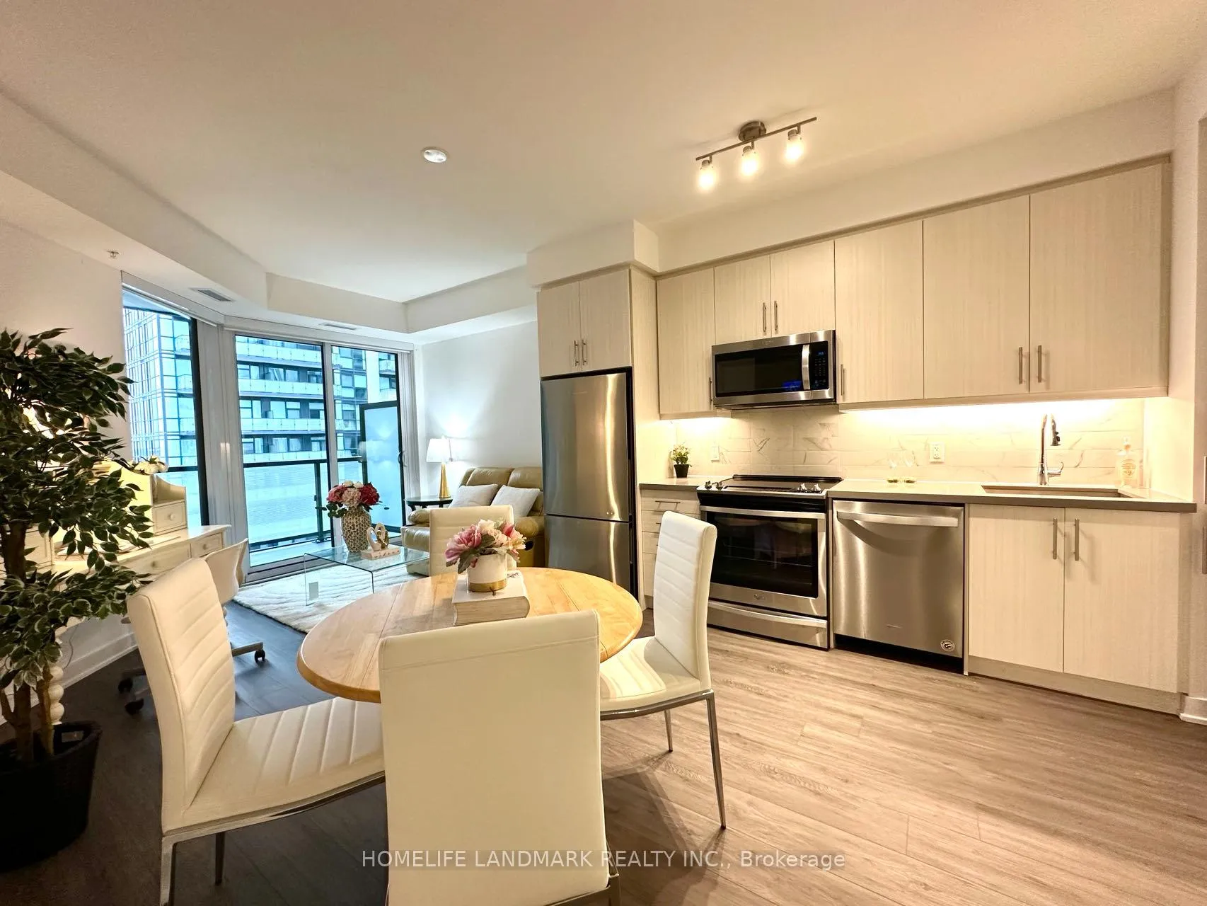 Photo 8 of Unit 813, 85 Oneida Crescent, Richmond Hill, Langstaff — HOMEH