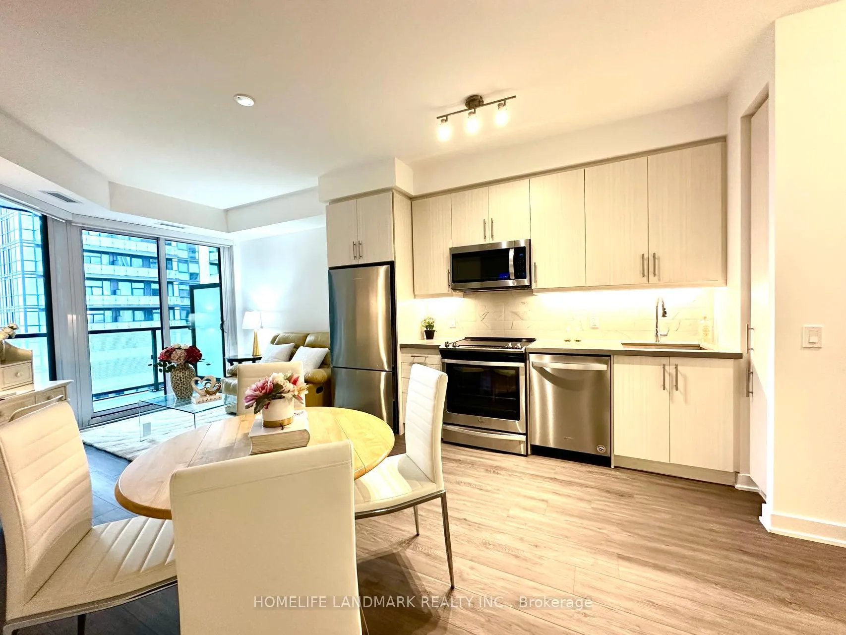 Photo 9 of Unit 813, 85 Oneida Crescent, Richmond Hill, Langstaff — HOMEH