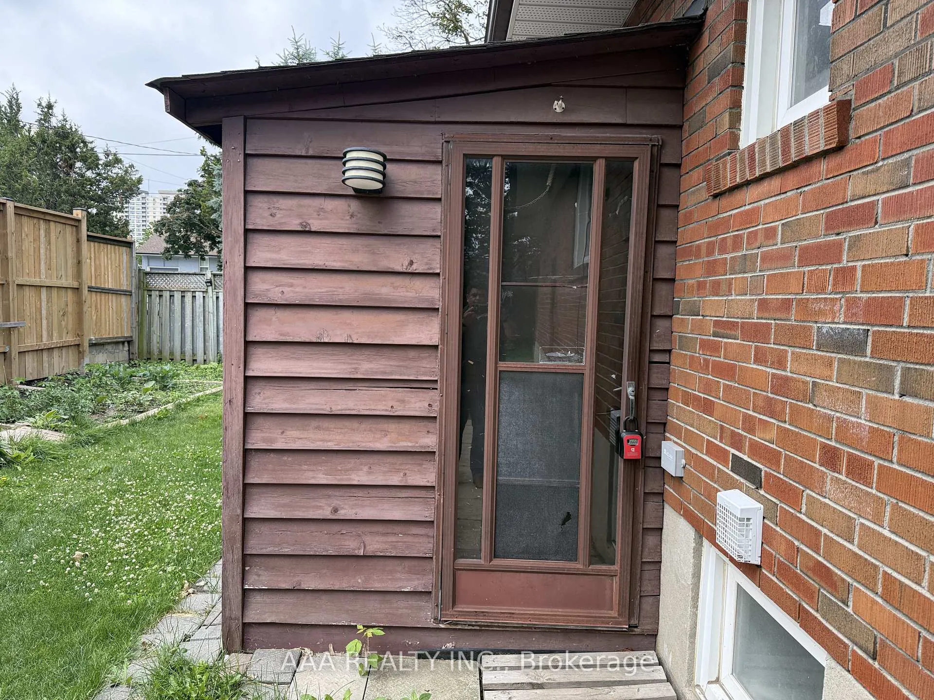 Photo 2 of Unit 1 (Lower Level), 27 Kingsview Boulevard, Etobicoke, Kingsview Village-The Westway — HOMEH