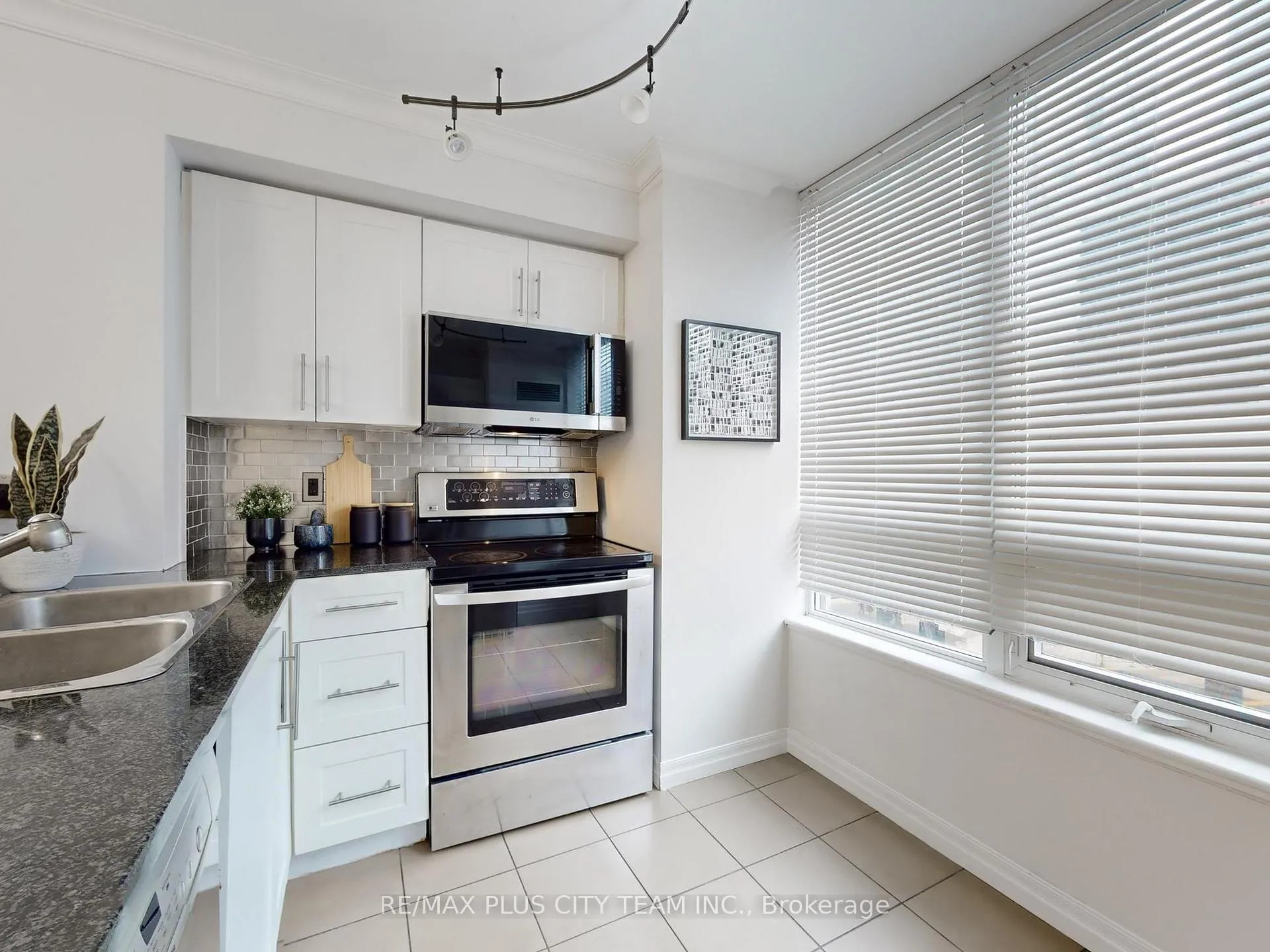 Photo 14 of Unit 502, 16 Yonge Street, Toronto, Waterfront Communities — HOMEH