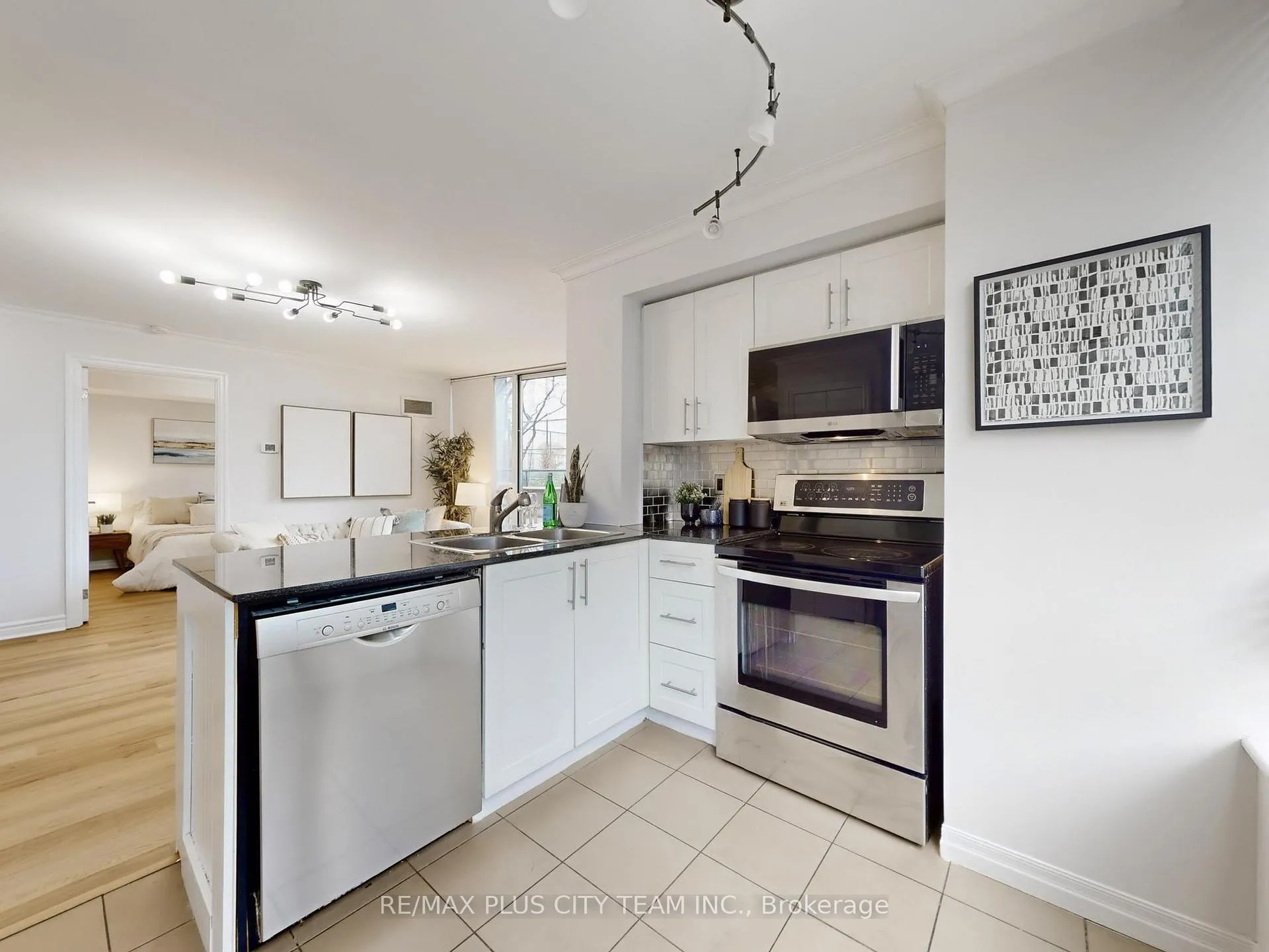 Photo 15 of Unit 502, 16 Yonge Street, Toronto, Waterfront Communities — HOMEH