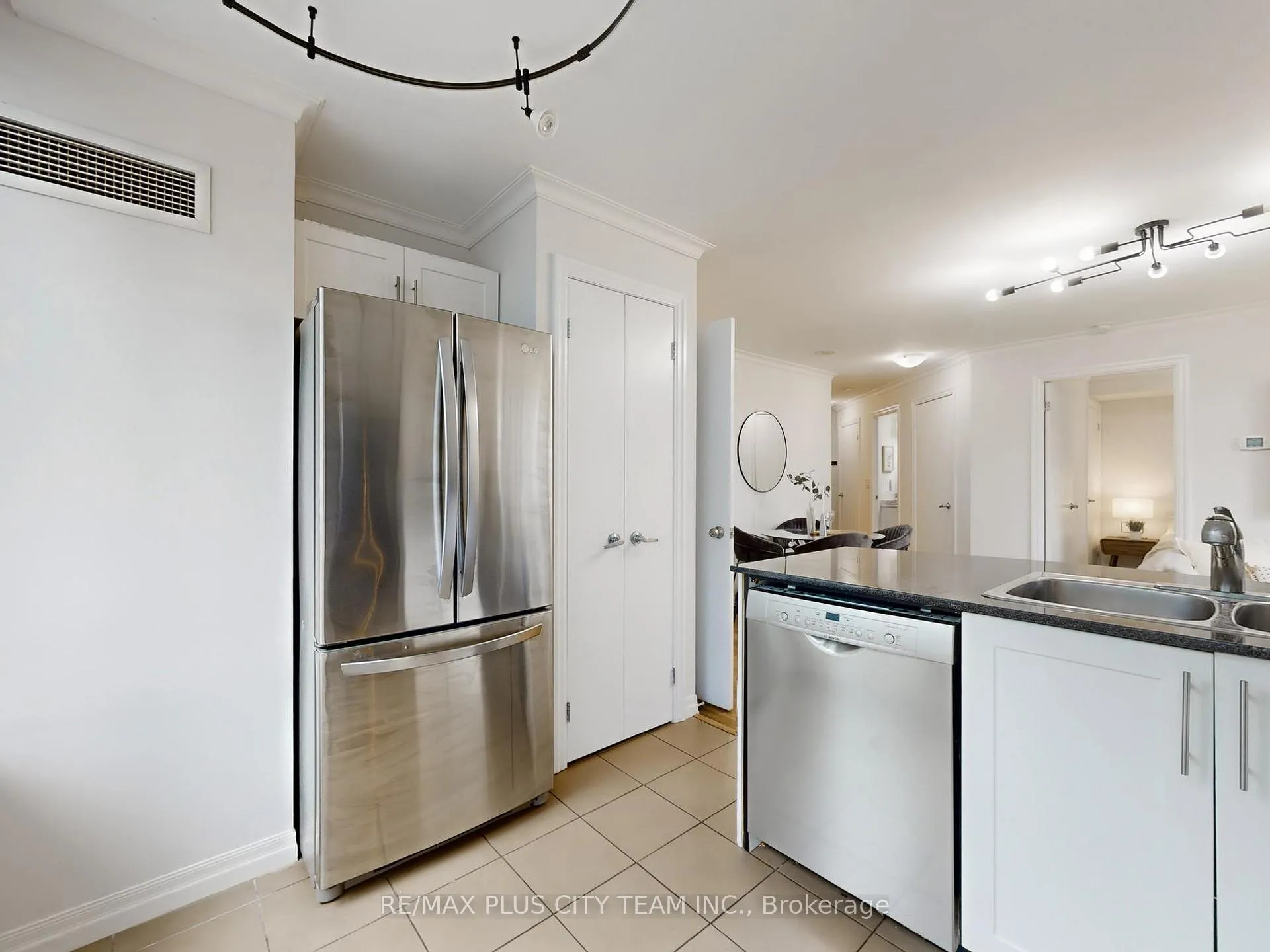 Photo 16 of Unit 502, 16 Yonge Street, Toronto, Waterfront Communities — HOMEH