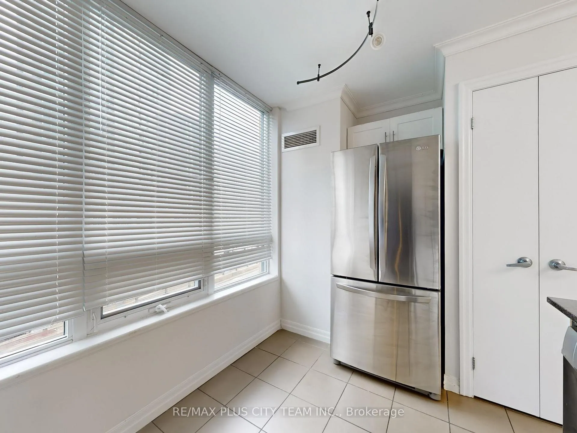 Photo 17 of Unit 502, 16 Yonge Street, Toronto, Waterfront Communities — HOMEH