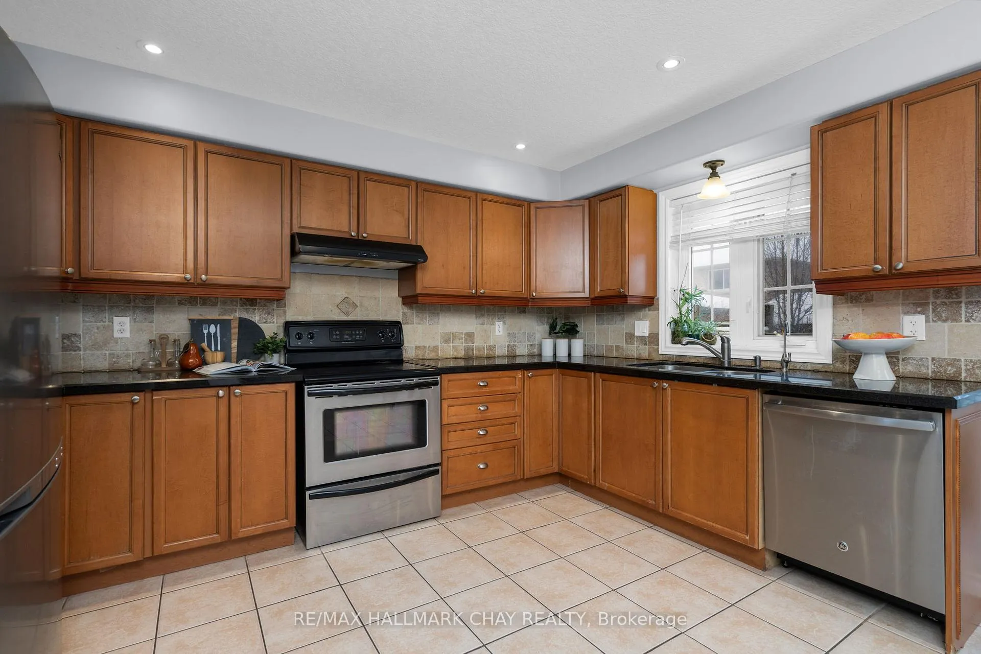 Photo 12 of 77 Sovereign's Gate, Barrie, Innis-Shore — HOMEH