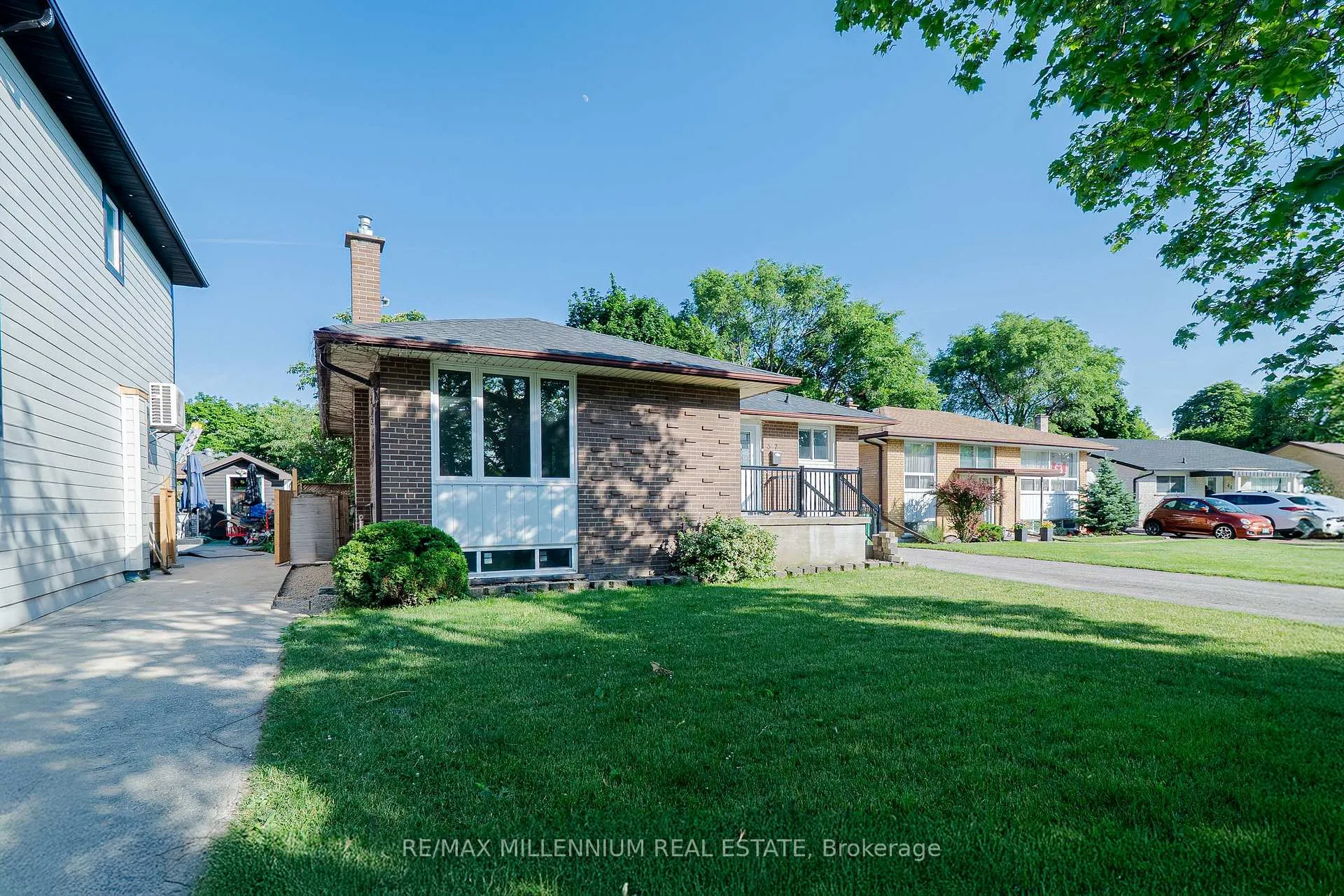 Photo 2 of 37 Campbell Drive, Brampton, Northwood Park — HOMEH