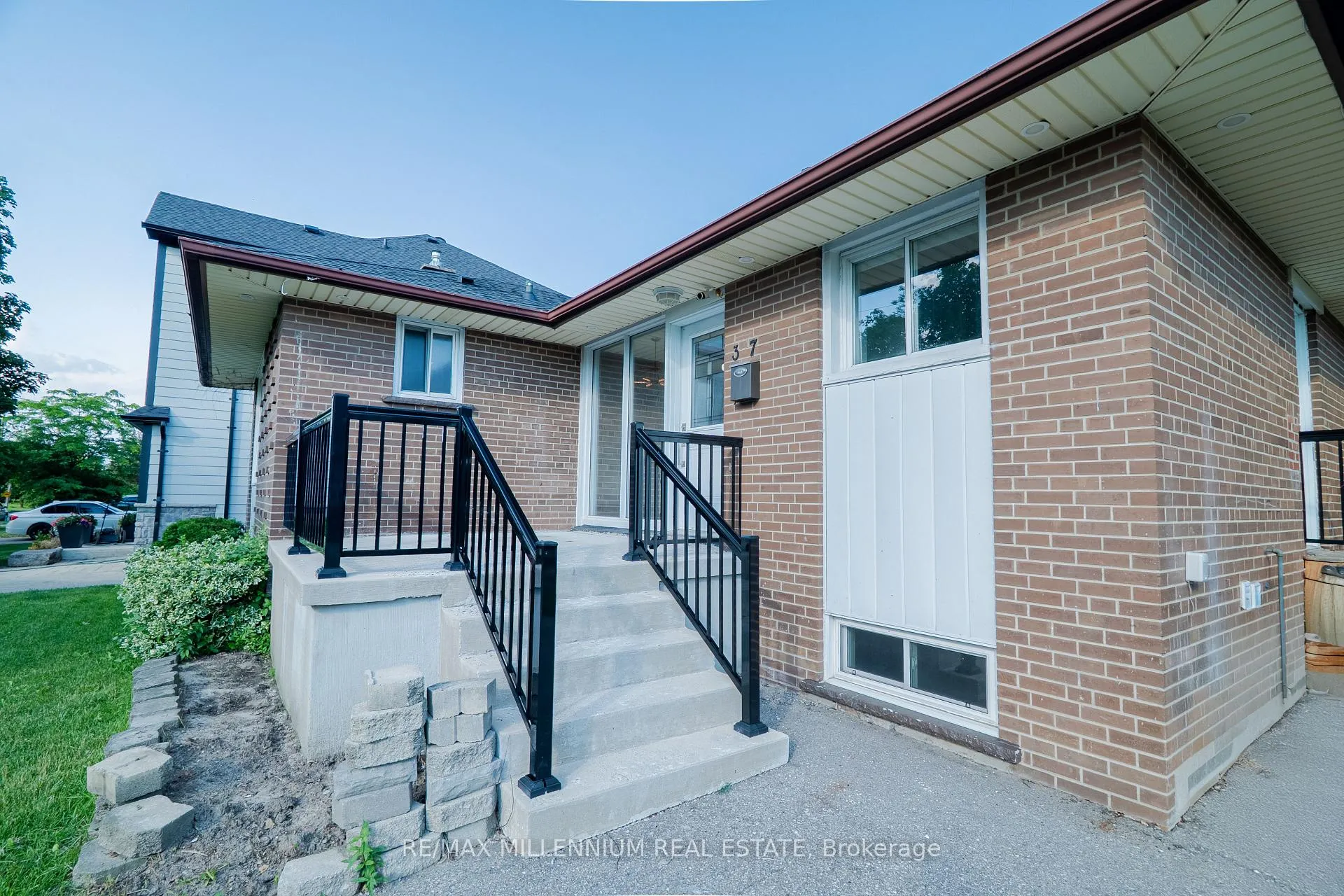 Photo 3 of 37 Campbell Drive, Brampton, Northwood Park — HOMEH