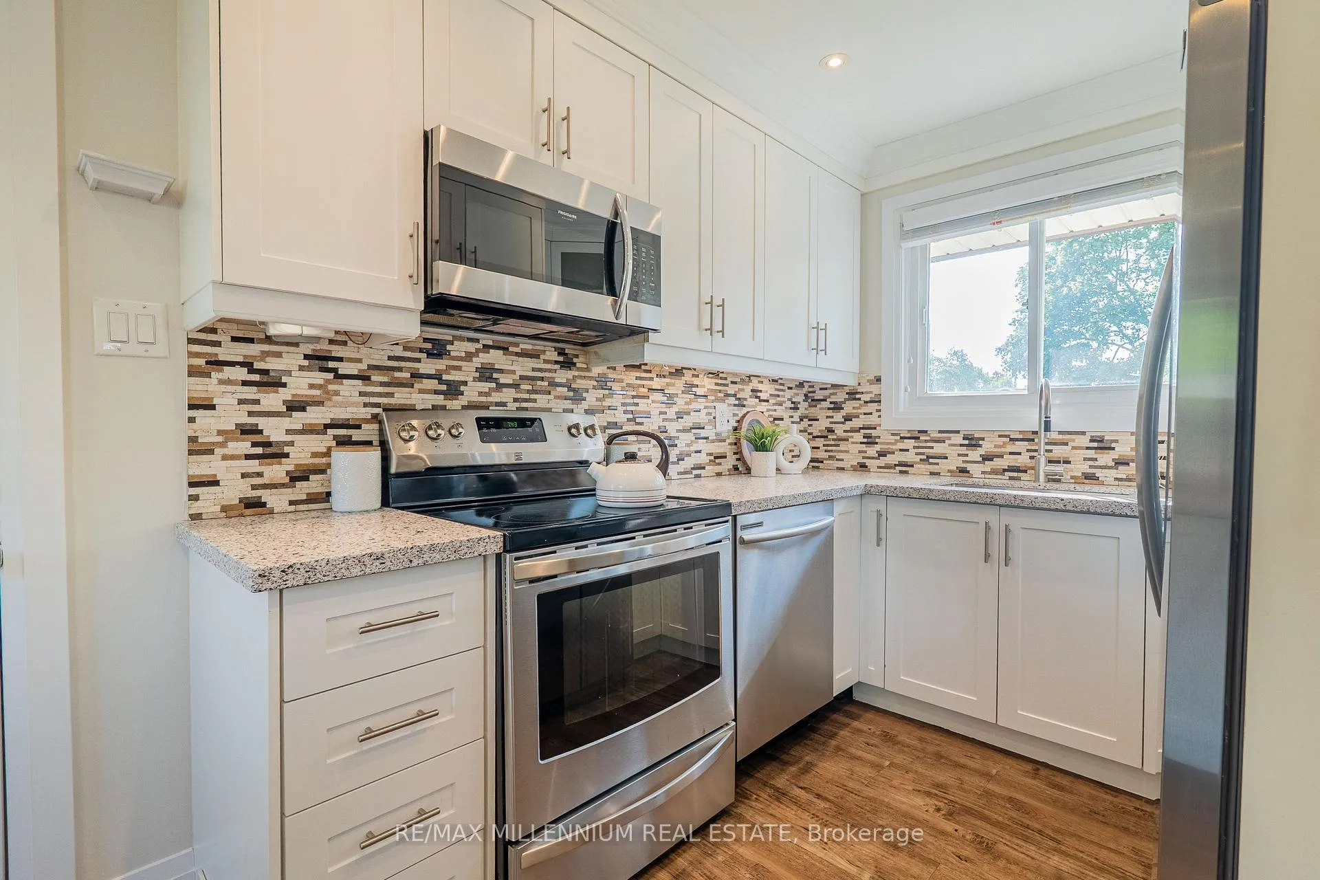Photo 8 of 37 Campbell Drive, Brampton, Northwood Park — HOMEH
