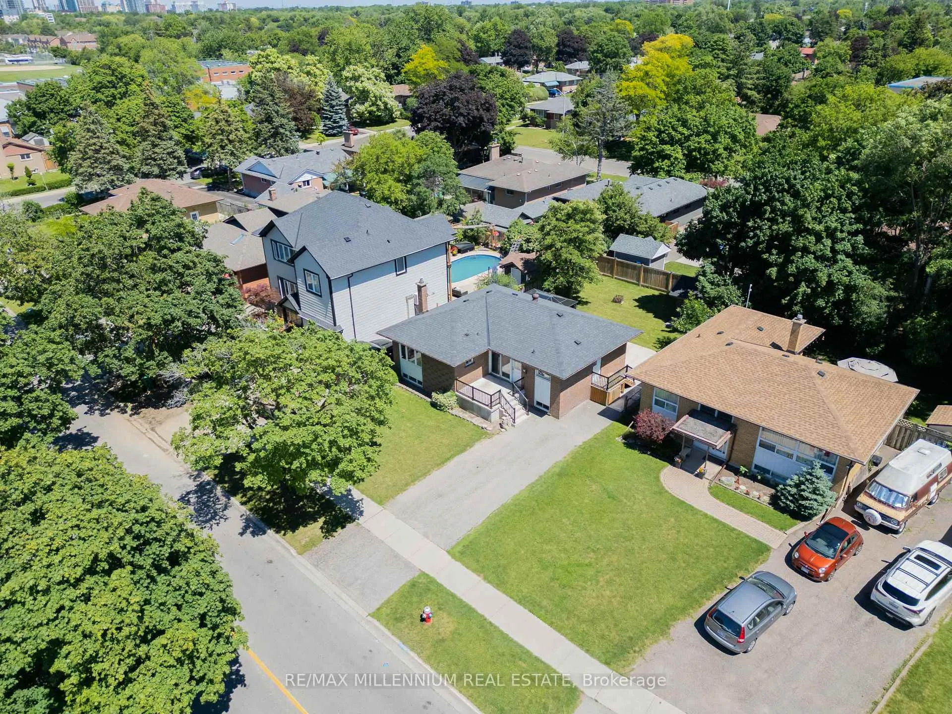 Photo 32 of 37 Campbell Drive, Brampton, Northwood Park — HOMEH