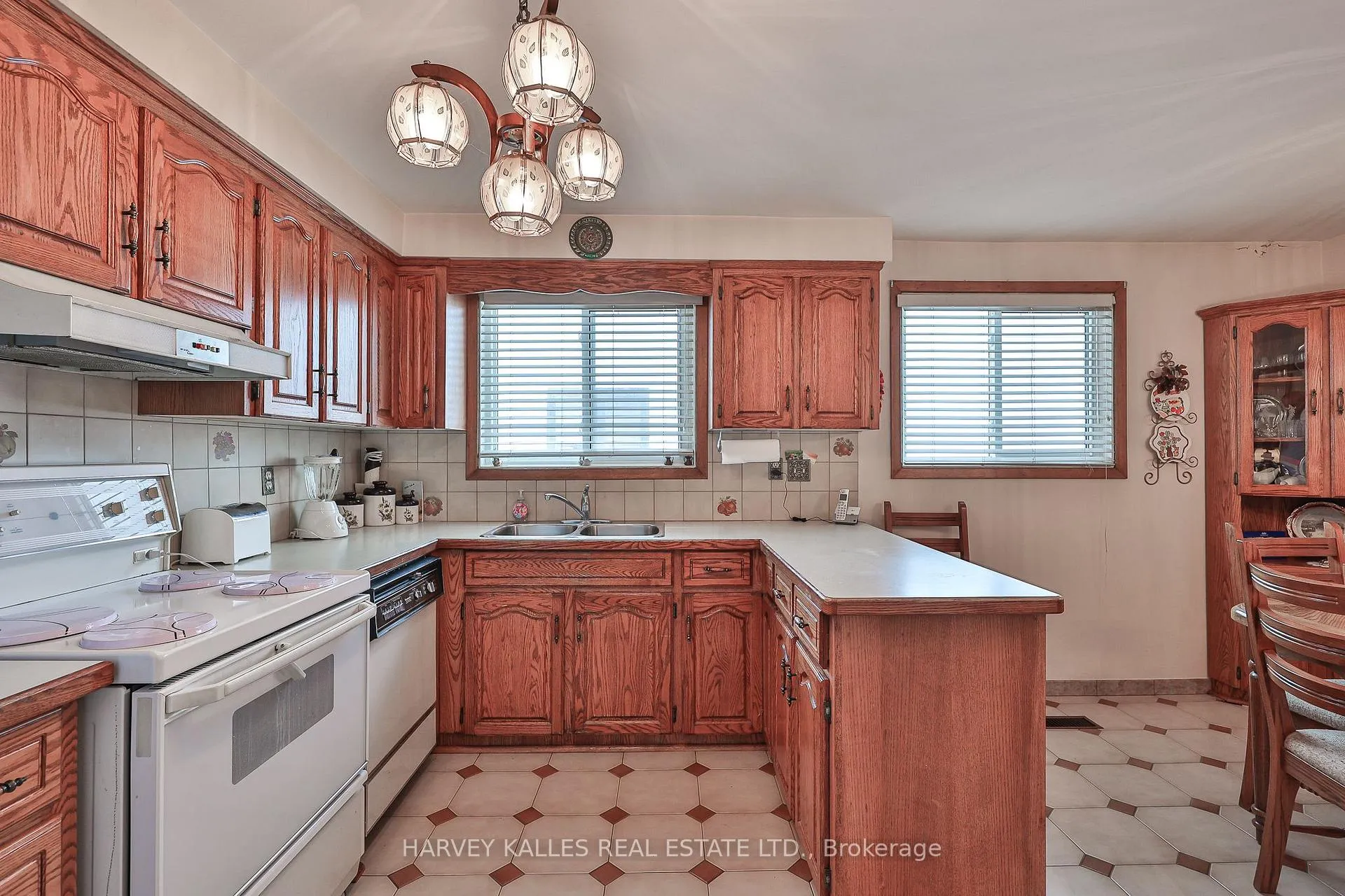 Photo 13 of 16 Jocada Road, North York, Maple Leaf — HOMEH