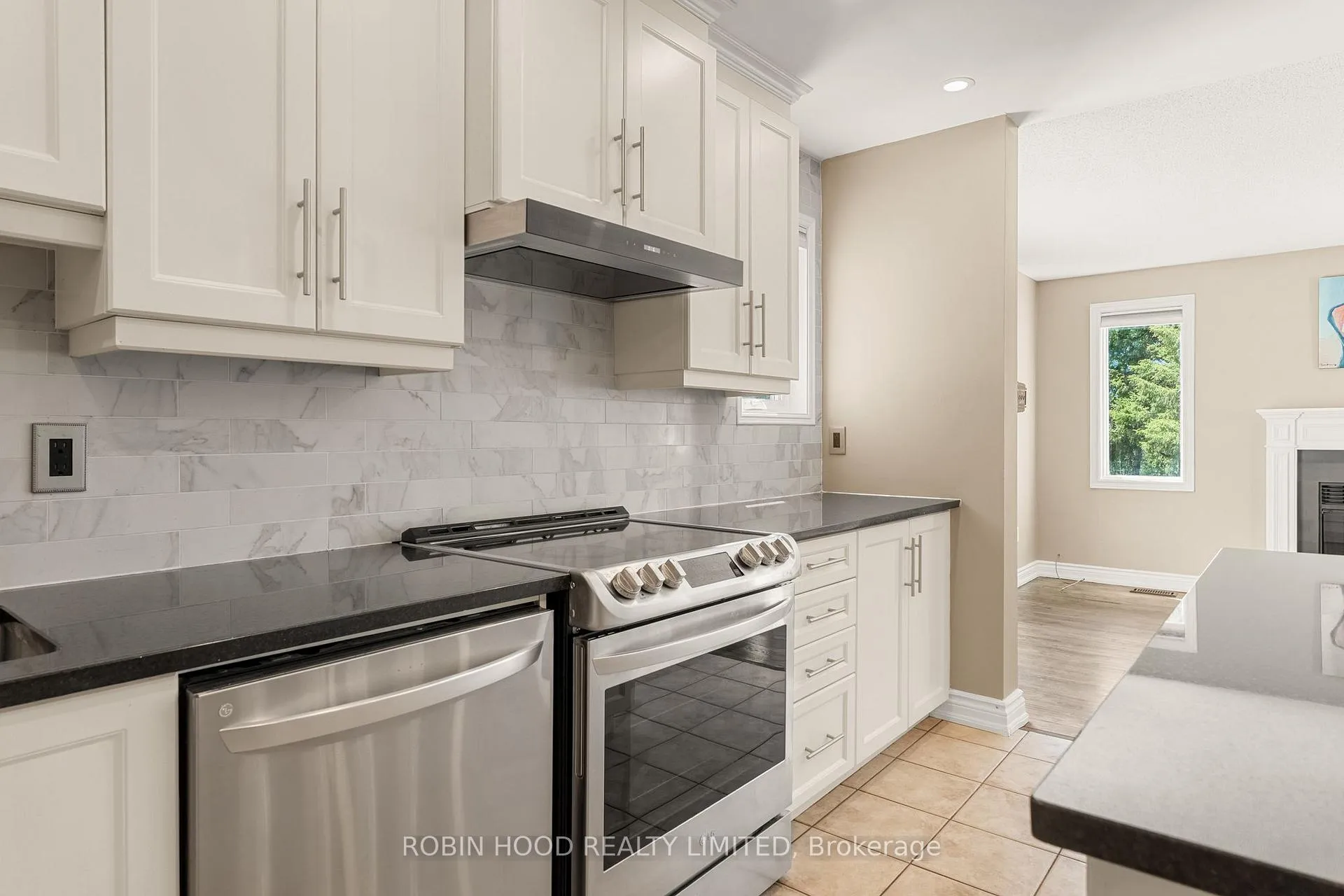 Photo 10 of 121 Porcupine Trail, Ottawa, Dunrobin Shores — HOMEH