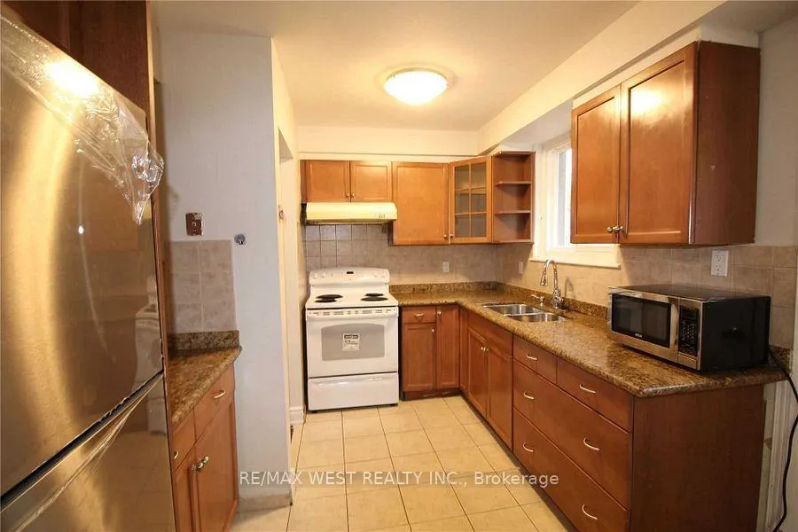 Photo 4 of Unit Upper, 11 Tindale Road, Brampton, Madoc — HOMEH
