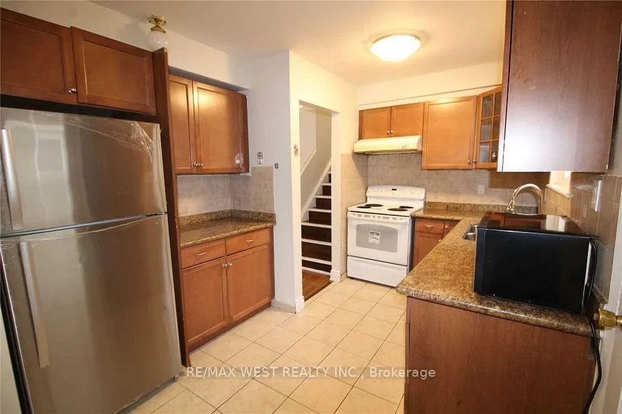 Photo 5 of Unit Upper, 11 Tindale Road, Brampton, Madoc — HOMEH