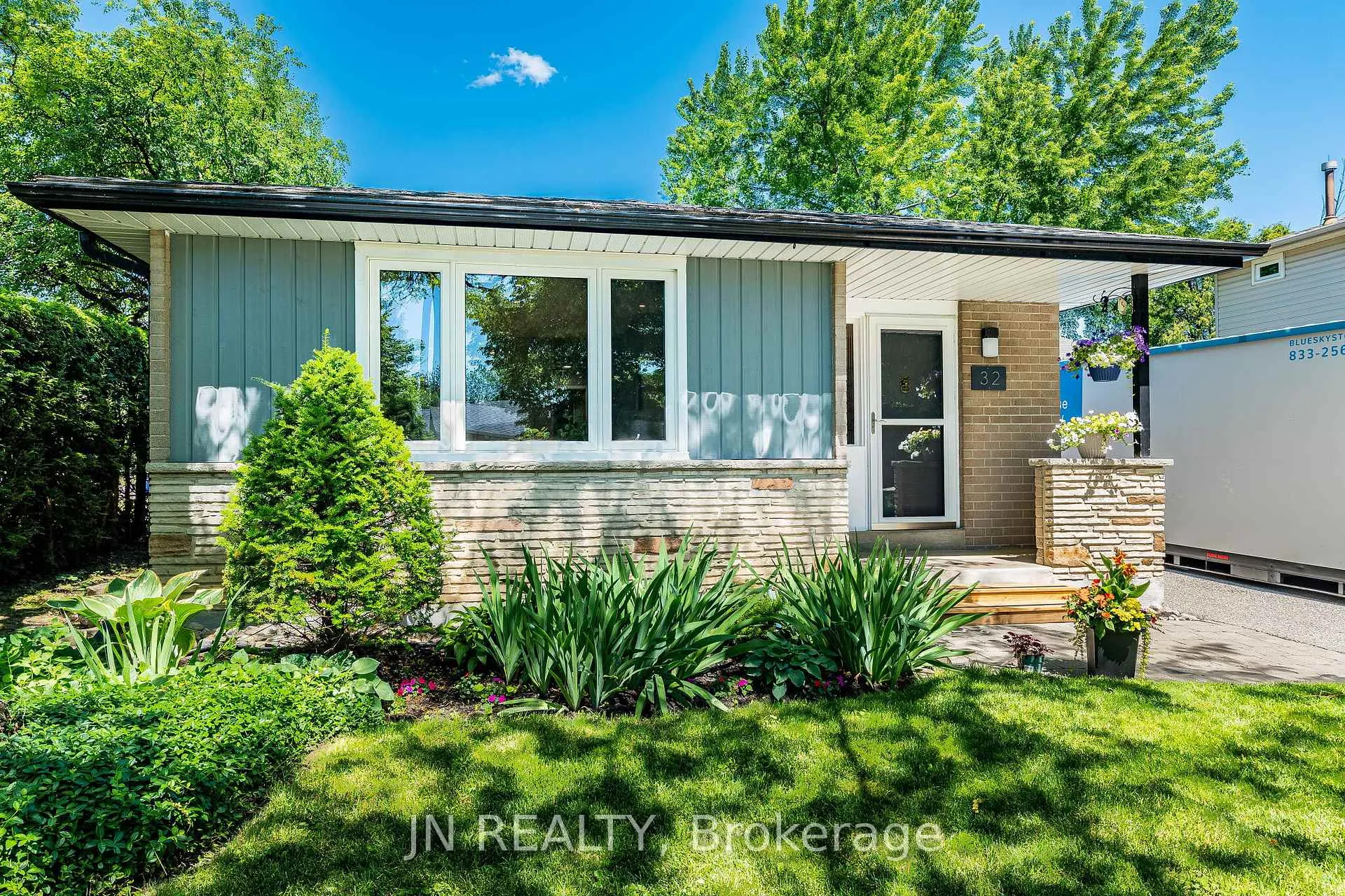 Photo 3 of 32 Barkwood Court, Brampton, Madoc — HOMEH