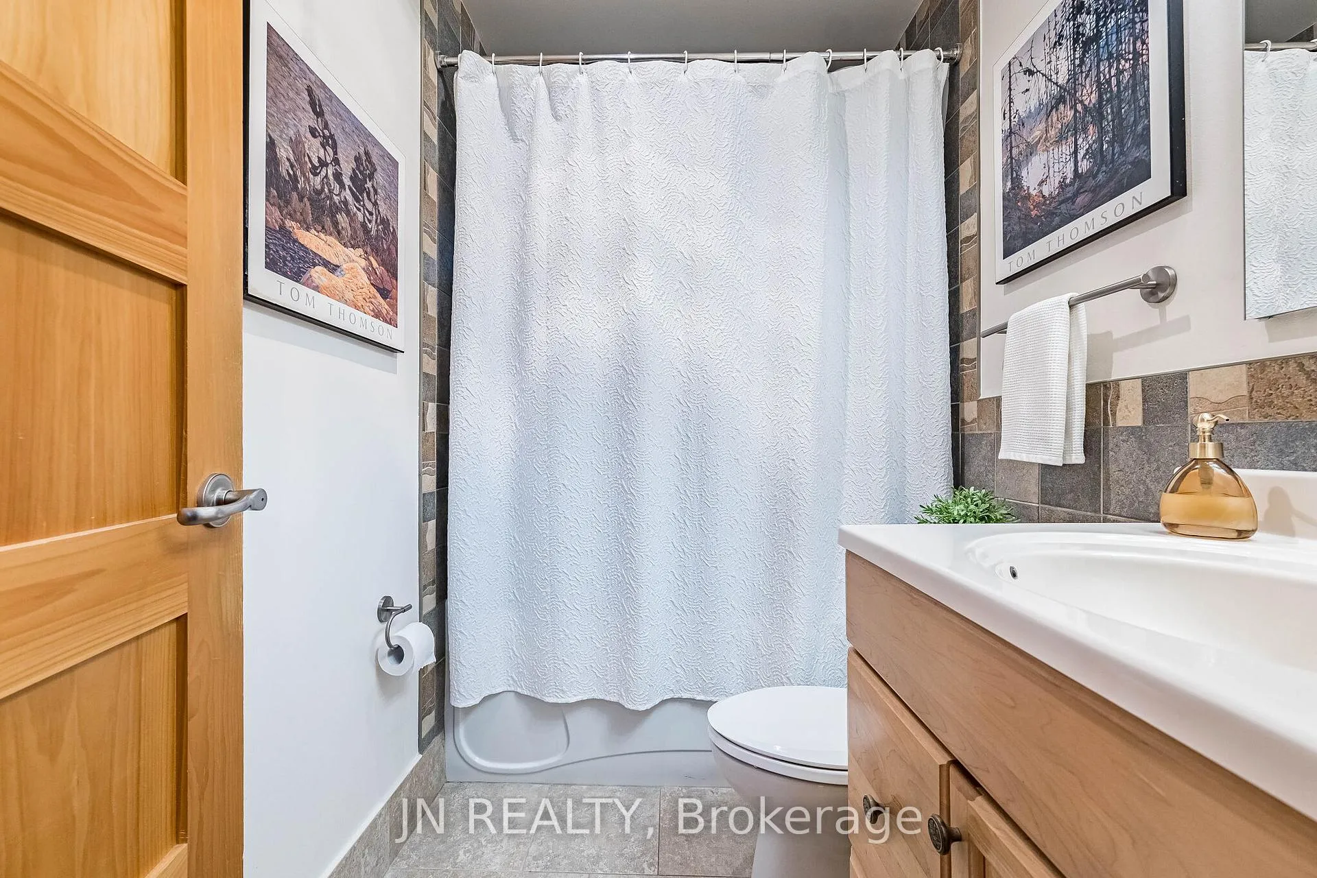 Photo 25 of 32 Barkwood Court, Brampton, Madoc — HOMEH