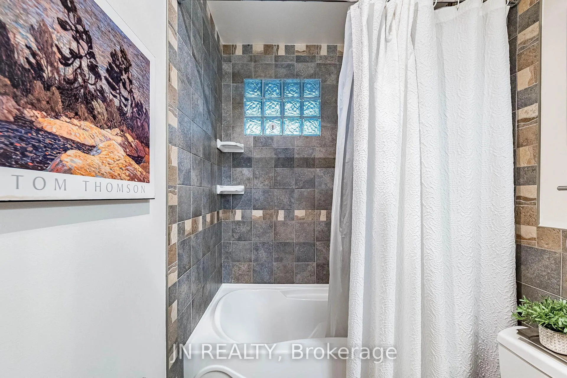 Photo 26 of 32 Barkwood Court, Brampton, Madoc — HOMEH