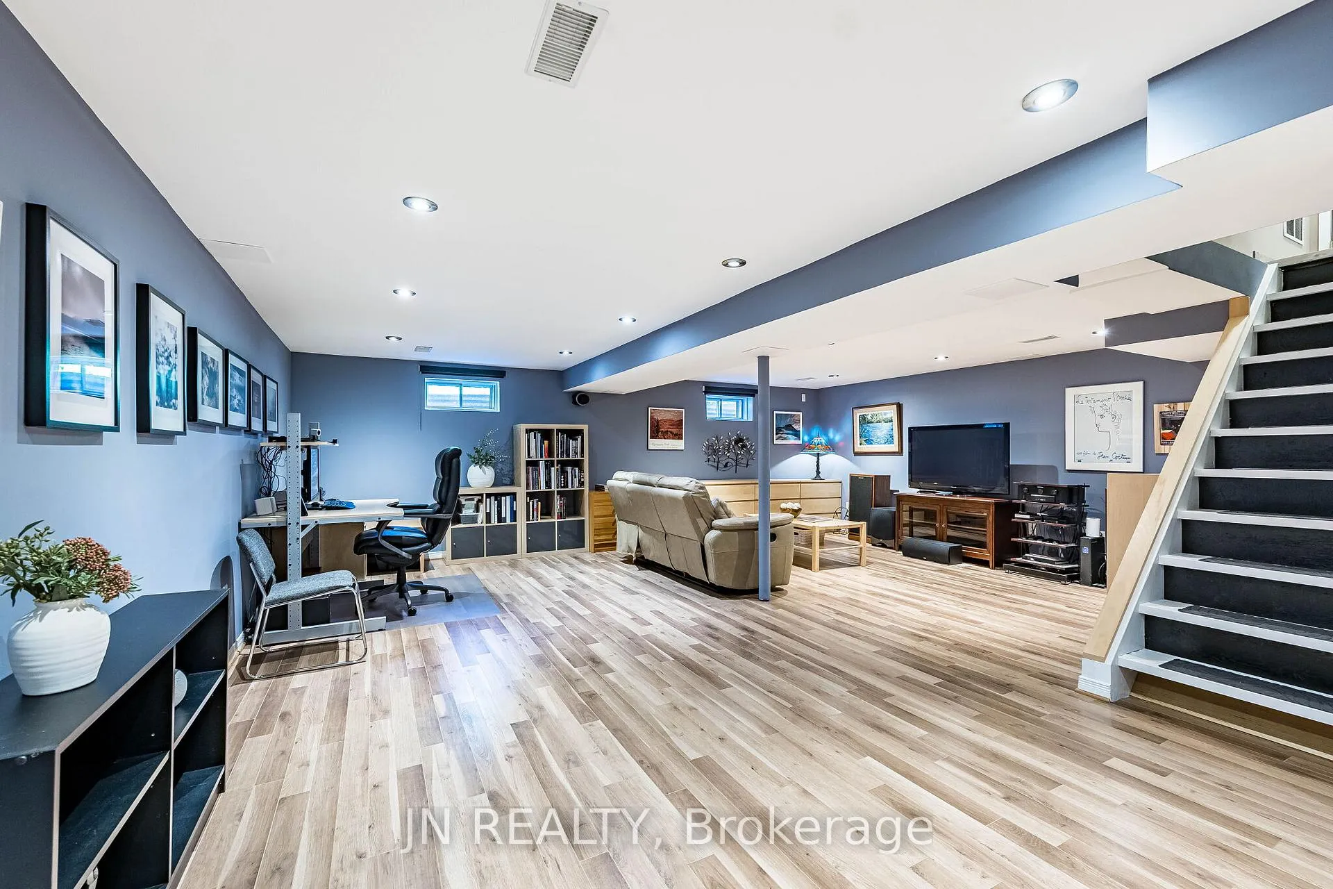 Photo 31 of 32 Barkwood Court, Brampton, Madoc — HOMEH