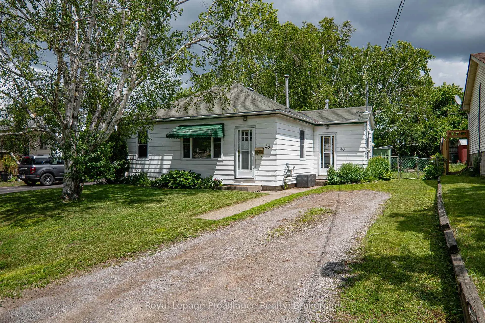 Front of 45 Valleyview Crescent
