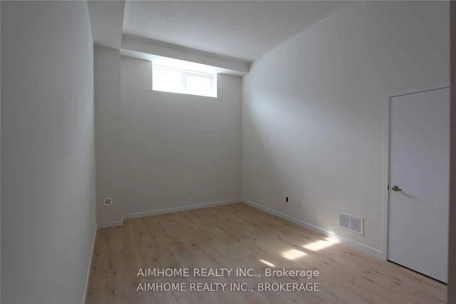 Photo 9 of 39 Seacoasts Circle, Vaughan, Maple — HOMEH
