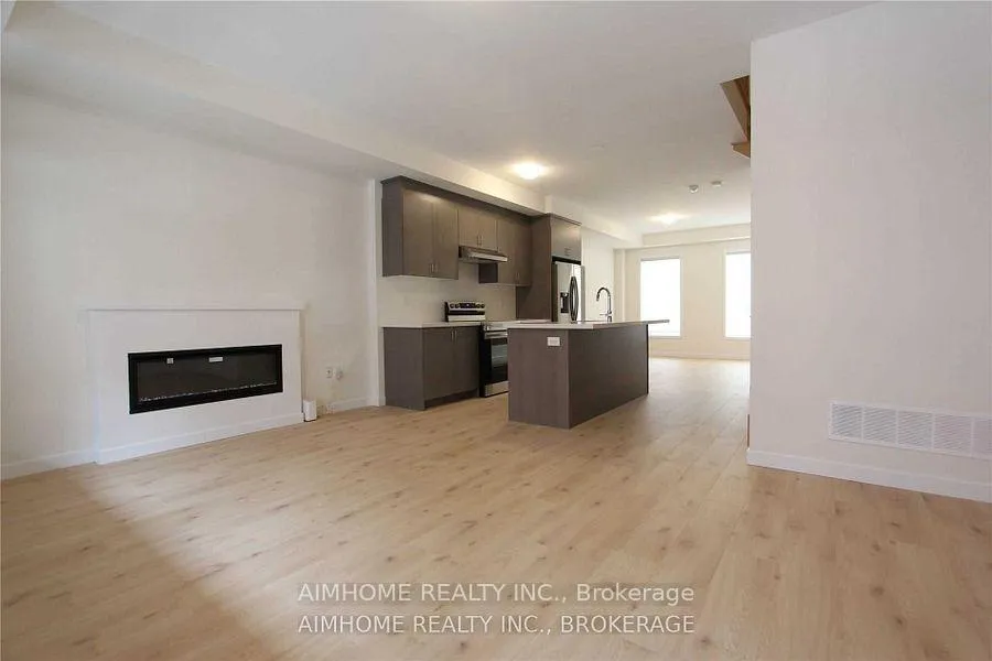 Photo 10 of 39 Seacoasts Circle, Vaughan, Maple — HOMEH