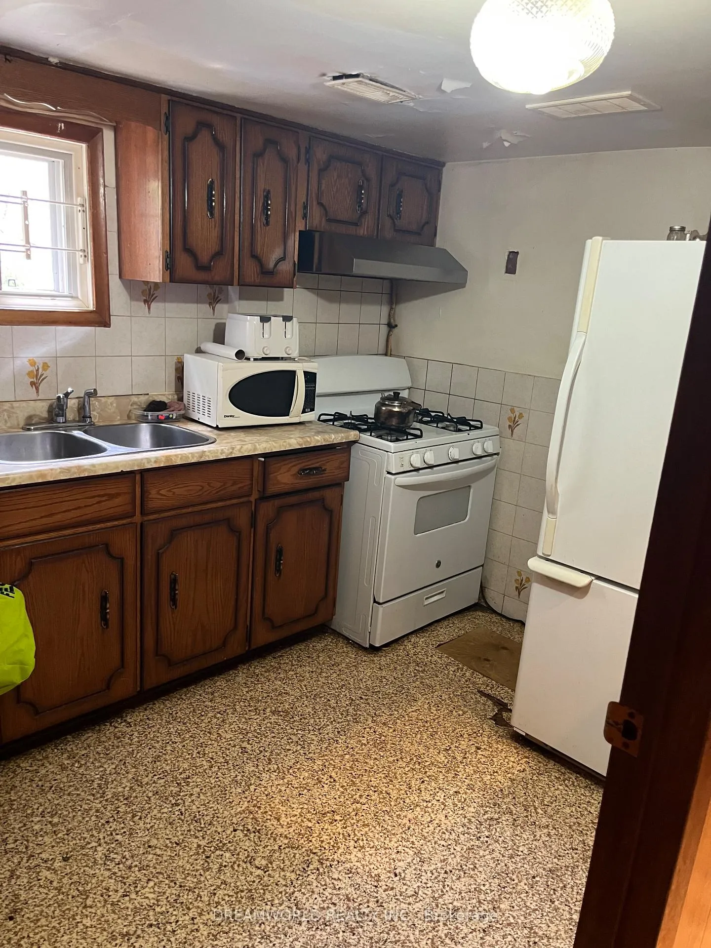 Photo 3 of 14 Laskay Crescent, North York, Black Creek — HOMEH