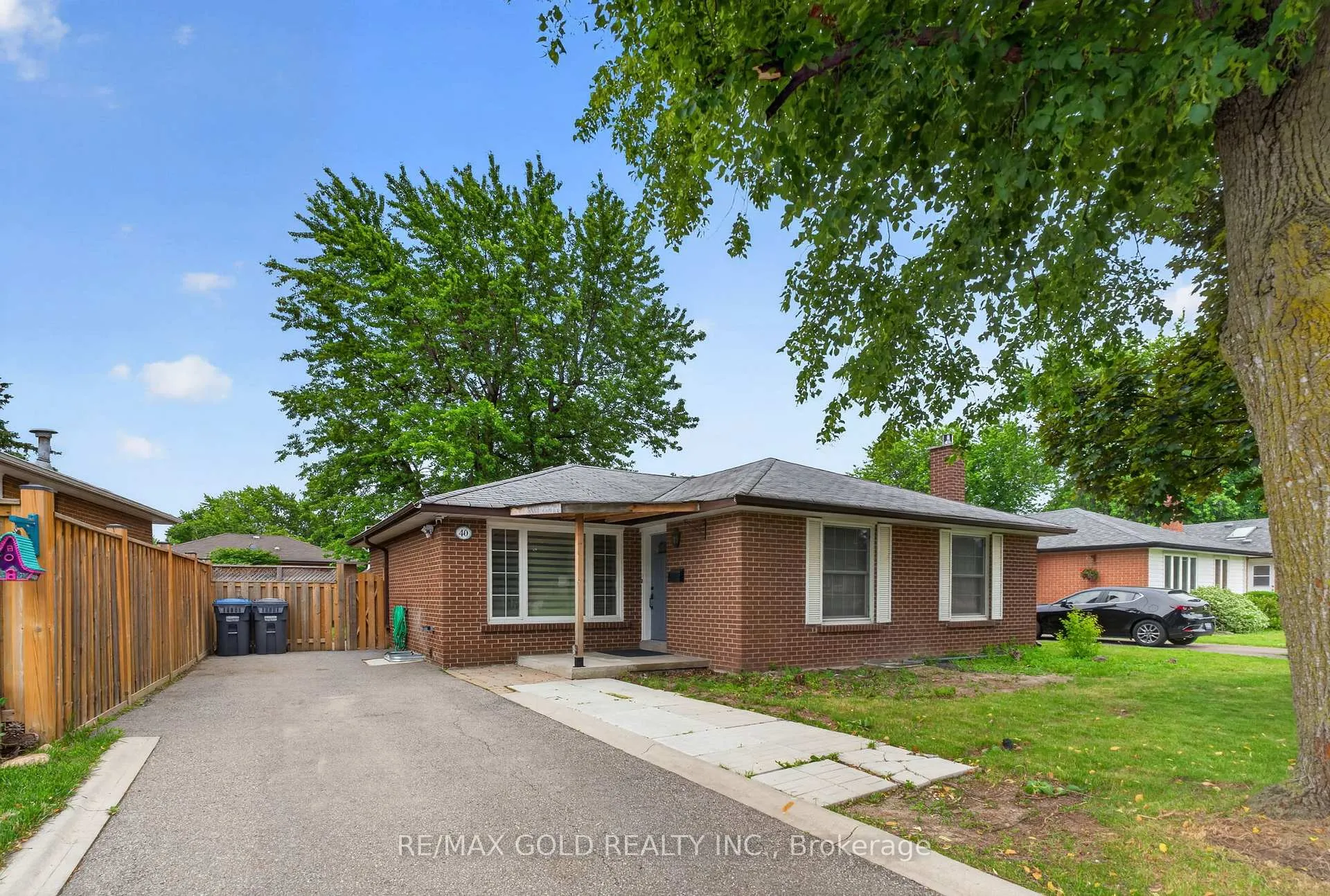 Photo 4 of 40 Devonshire Drive, Brampton, Southgate — HOMEH
