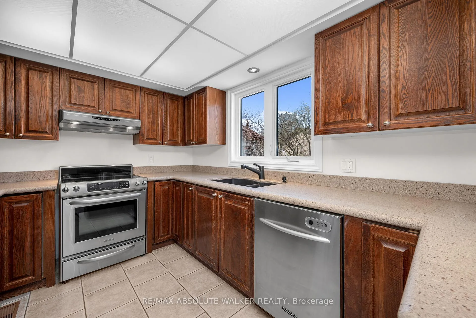 Photo 14 of 1410 Clay Court, Ottawa, Chateauneuf — HOMEH