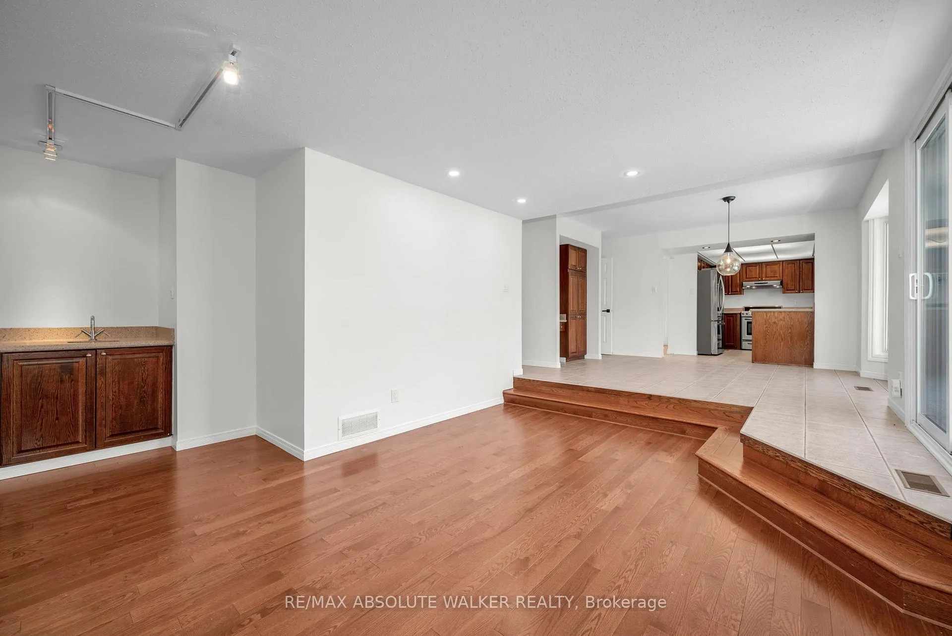 Photo 23 of 1410 Clay Court, Ottawa, Chateauneuf — HOMEH