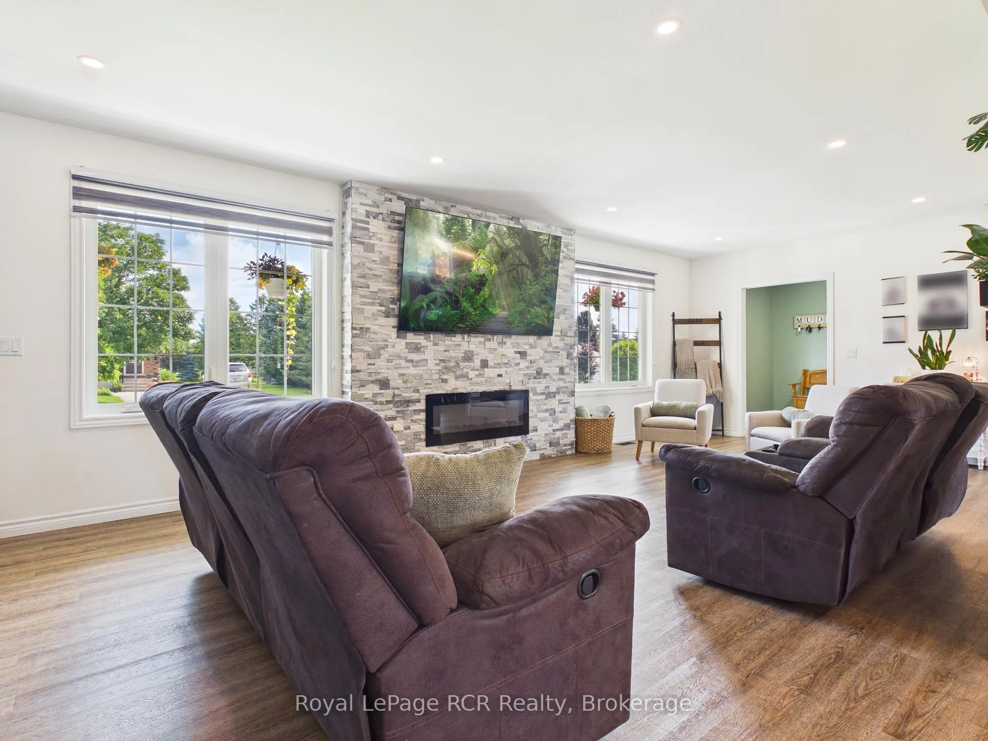 Photo 12 of 482 Wolsley Street, Huron-Kinloss, Lucknow — HOMEH