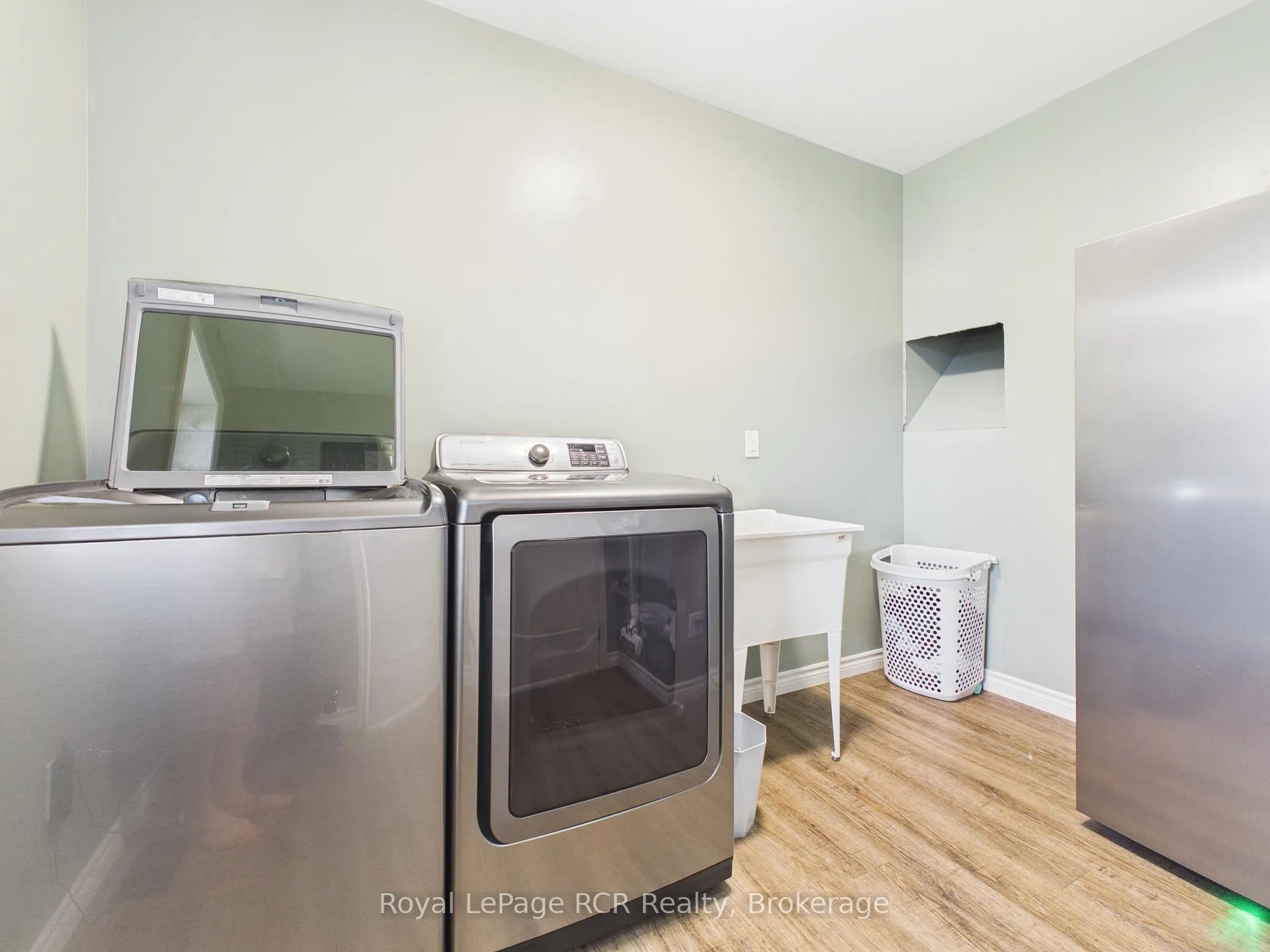 Photo 23 of 482 Wolsley Street, Huron-Kinloss, Lucknow — HOMEH