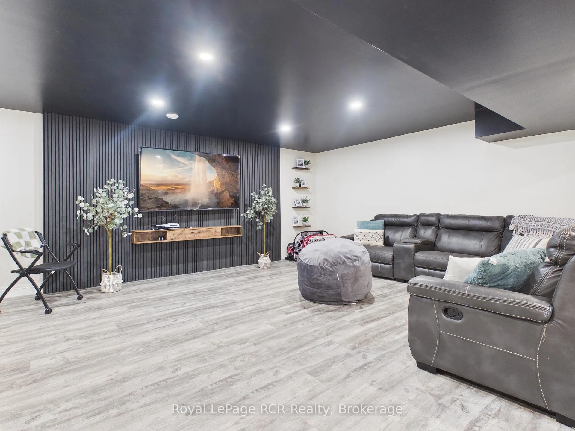 Photo 43 of 482 Wolsley Street, Huron-Kinloss, Lucknow — HOMEH