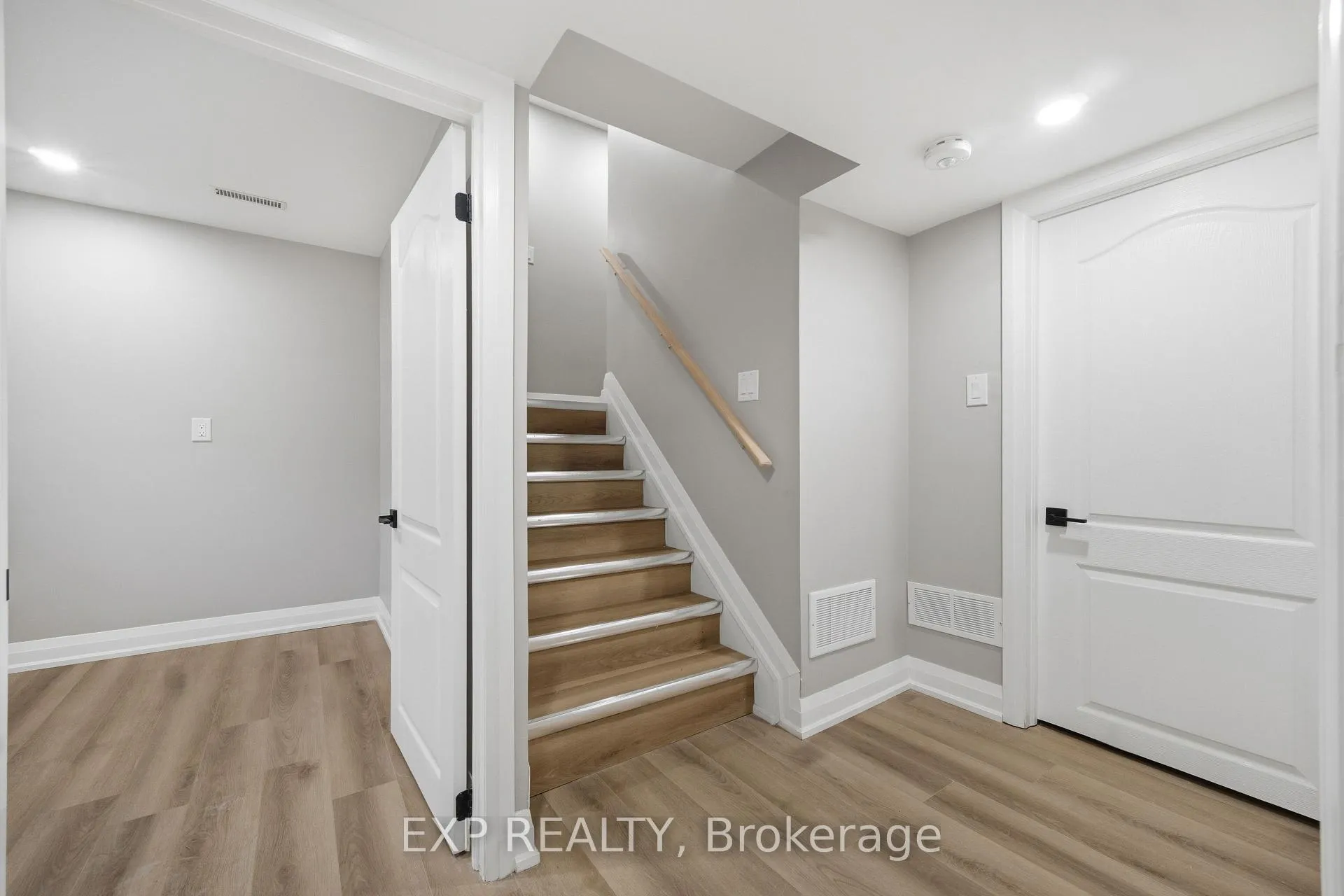 Photo 33 of 431 Archdekin Drive, Brampton, Madoc — HOMEH