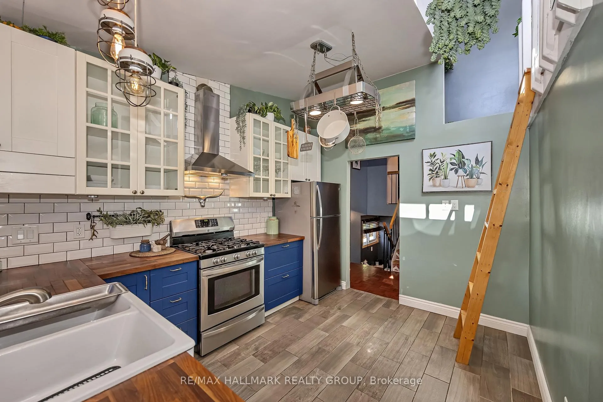 Photo 8 of 35 Benlea Drive, Ottawa, Tanglewood — HOMEH