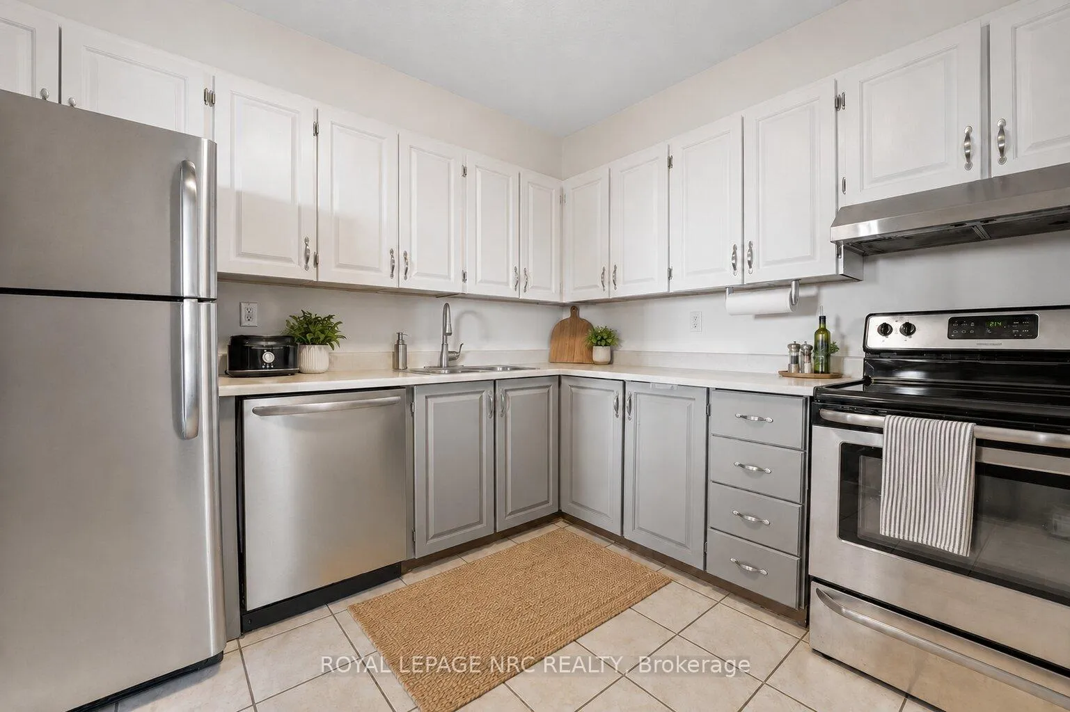 Photo 17 of Unit 1414, 500 Green Road, Hamilton, Lakeshore — HOMEH