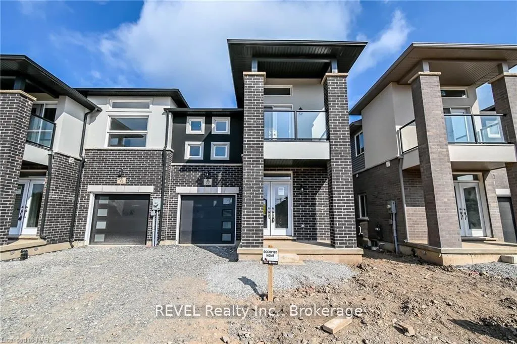 Front of Unit UPPER, 77 Renfrew Trail