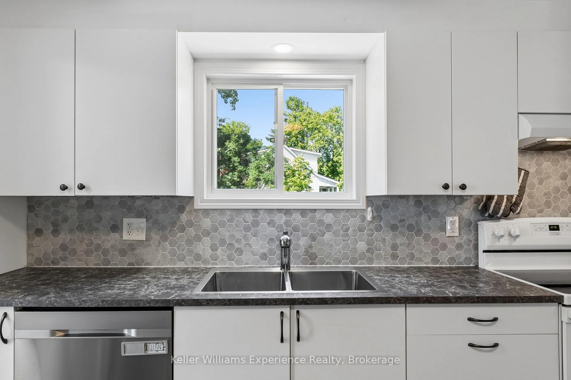 Photo 8 of 311 Armstrong Street, Tay, Port McNicoll — HOMEH