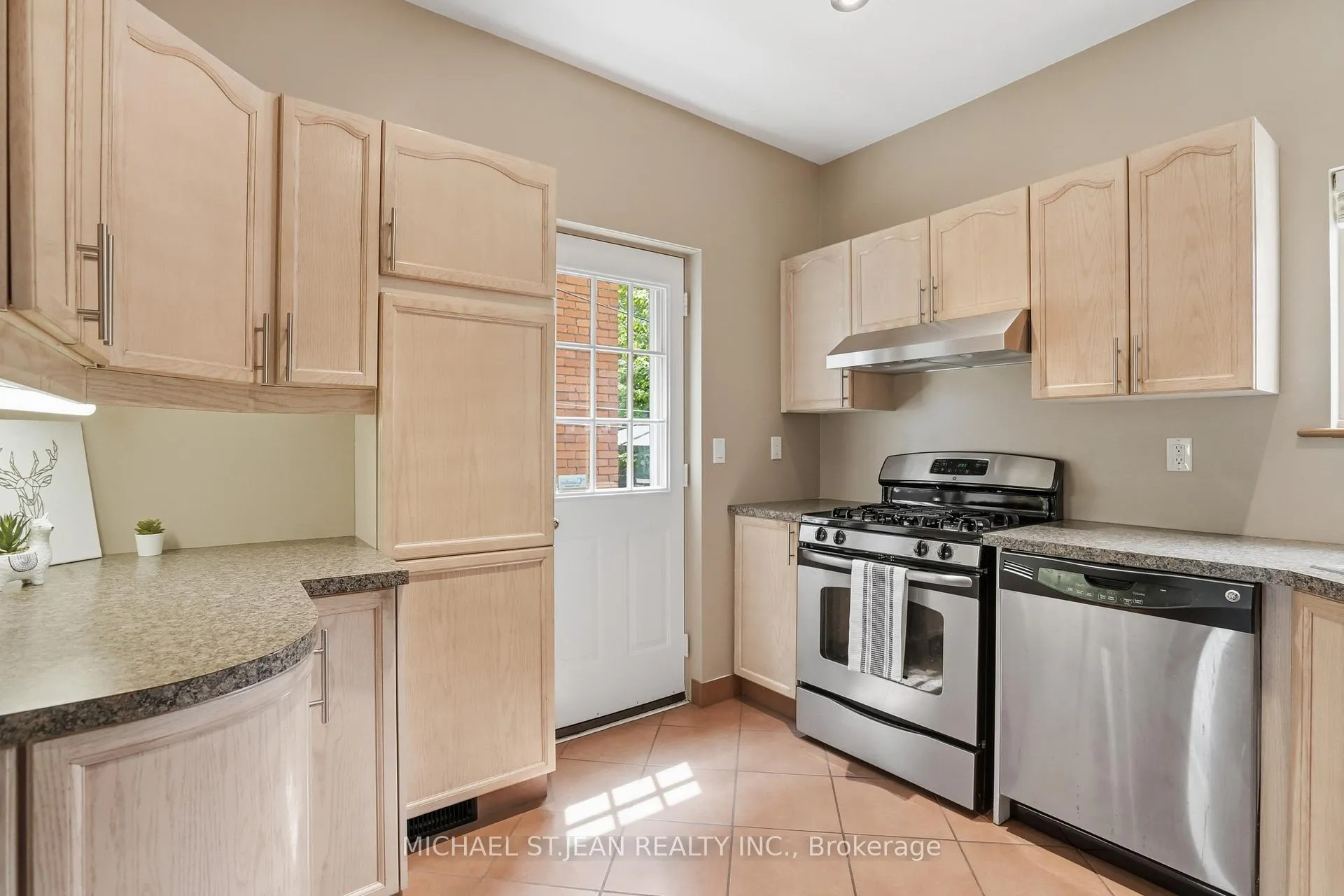 Photo 16 of 19 Huntley Street, Hamilton, Gibson — HOMEH