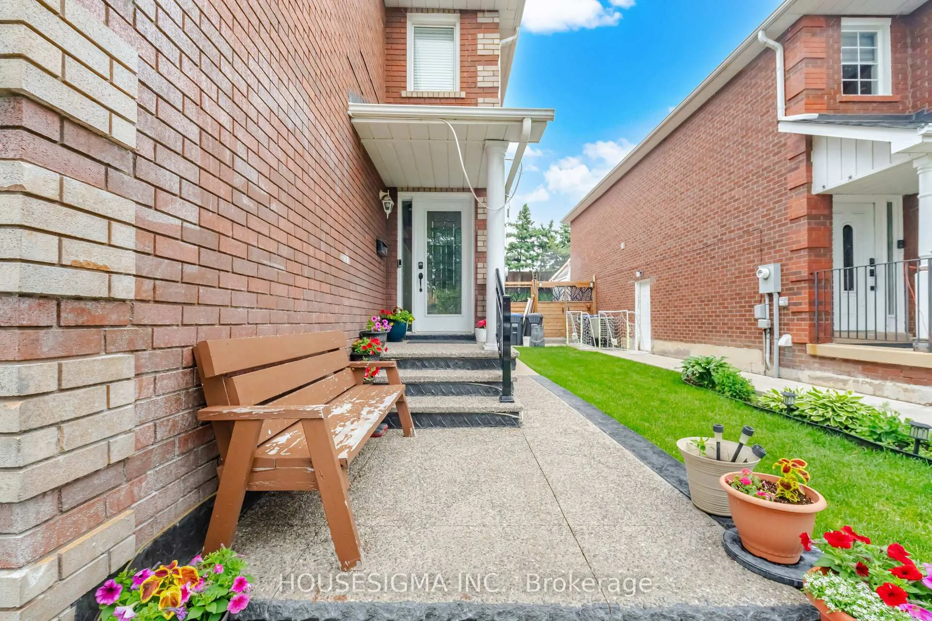 Photo 2 of 62 Ravenscliffe Court, Brampton, Northwood Park — HOMEH
