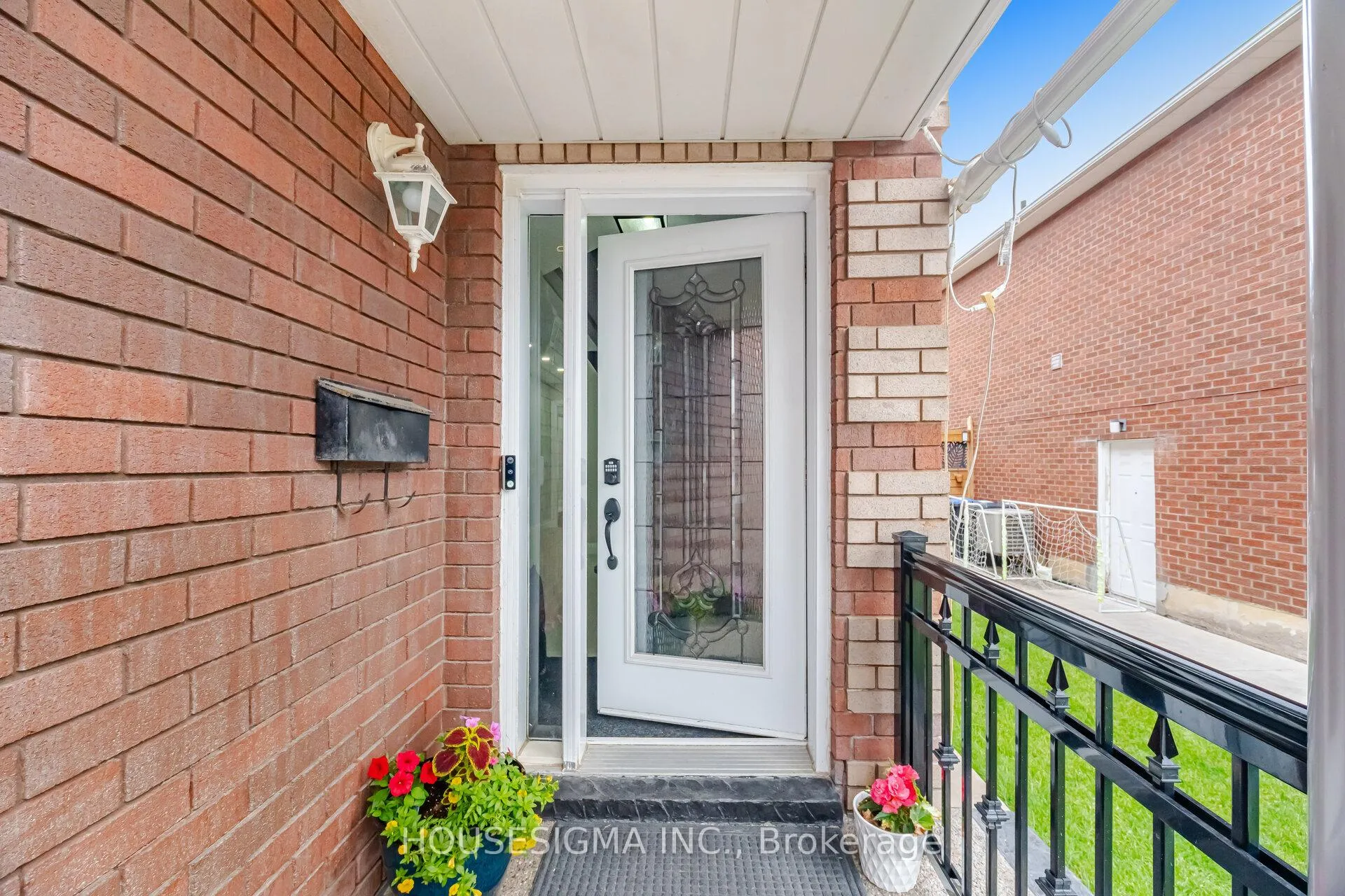 Photo 3 of 62 Ravenscliffe Court, Brampton, Northwood Park — HOMEH