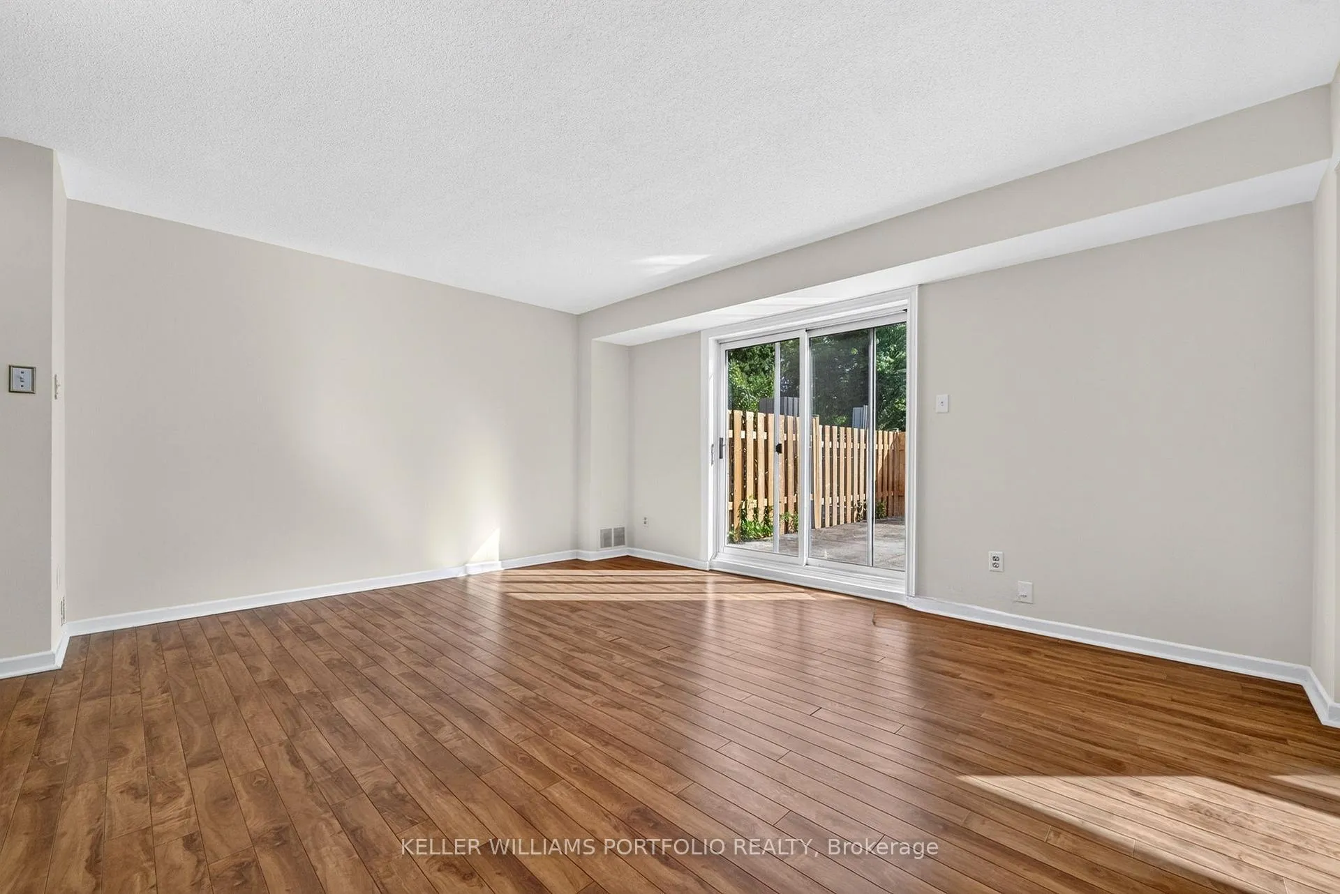 Photo 3 of Unit 11, 483 Claridge Road, Burlington, Roseland — HOMEH
