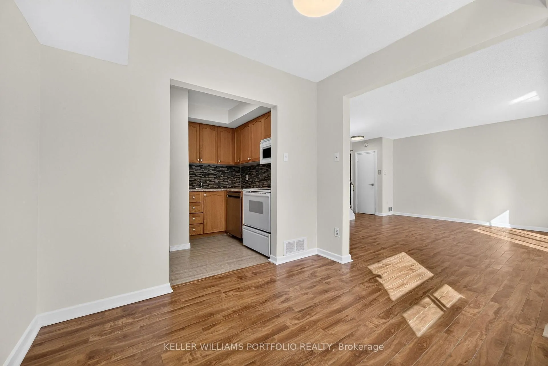Photo 11 of Unit 11, 483 Claridge Road, Burlington, Roseland — HOMEH