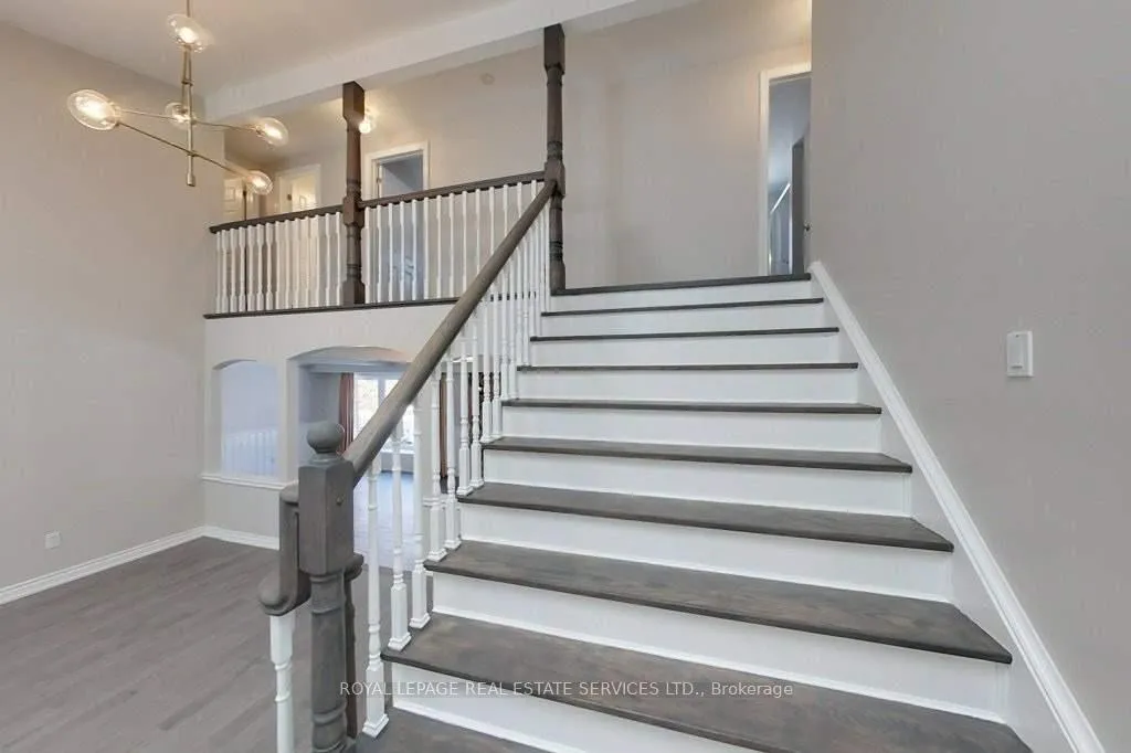 Photo 3 of 141 Castle Crescent, Oakville, Ford — HOMEH