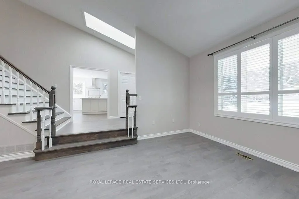 Photo 4 of 141 Castle Crescent, Oakville, Ford — HOMEH